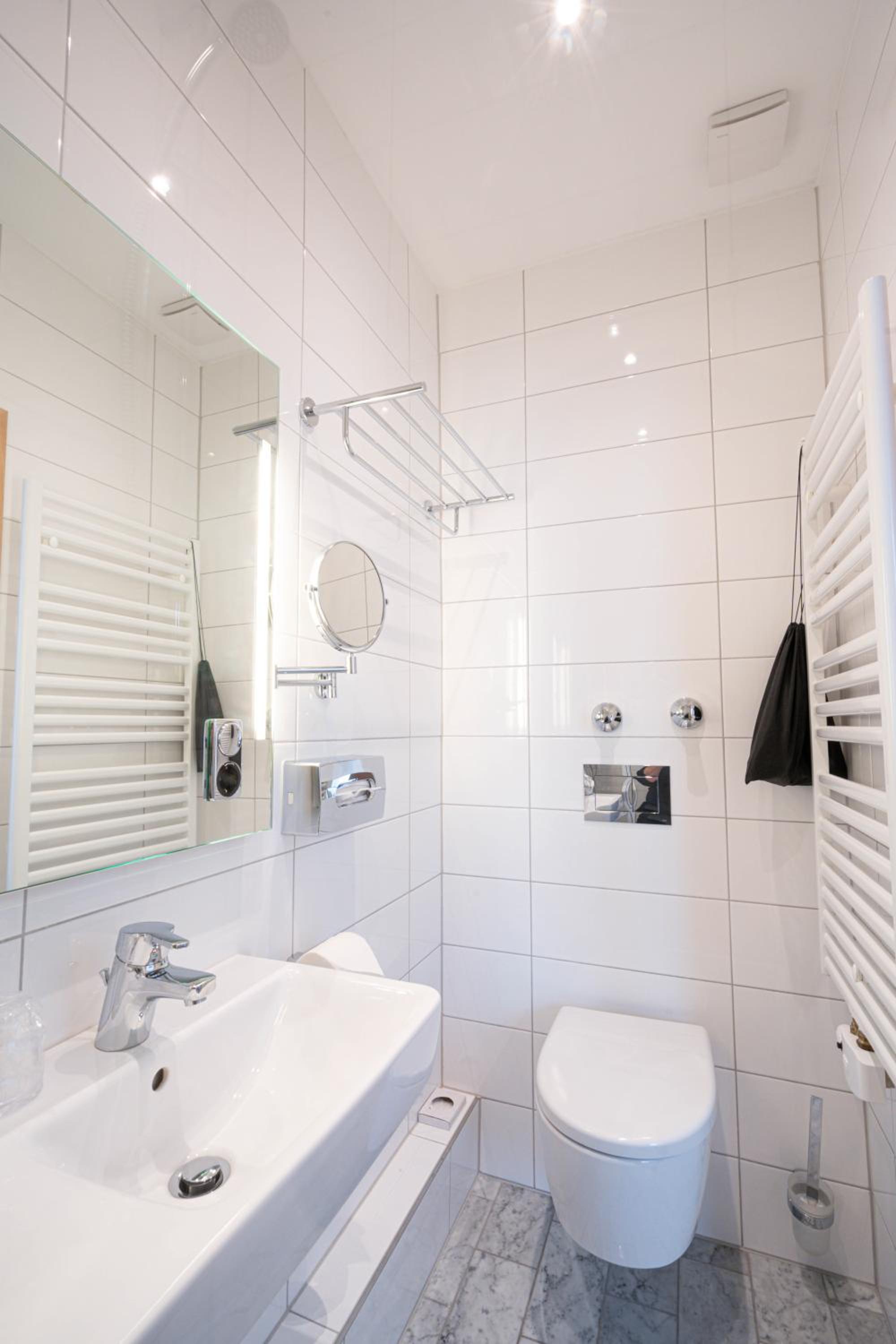 Standard Double Room - Photo 9