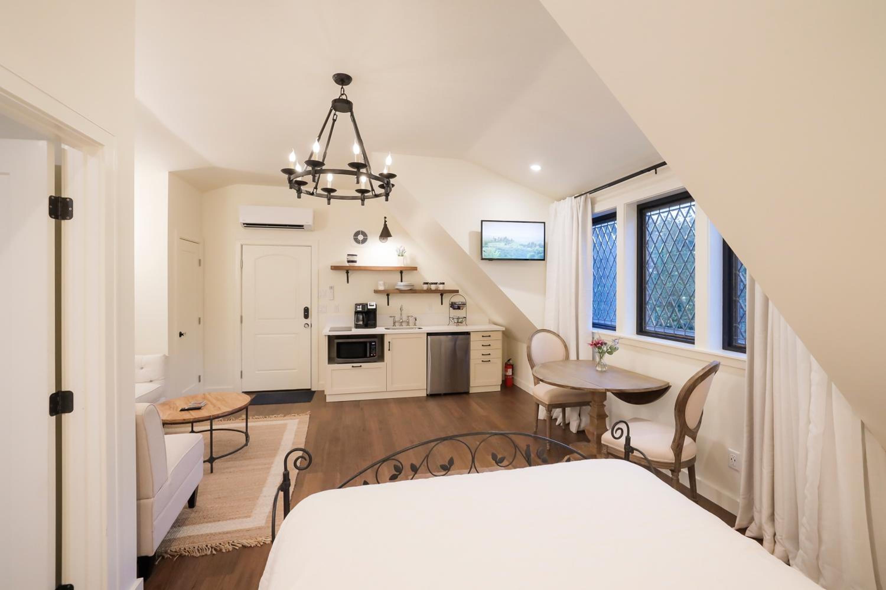 One-Bedroom Apartment - Photo 13