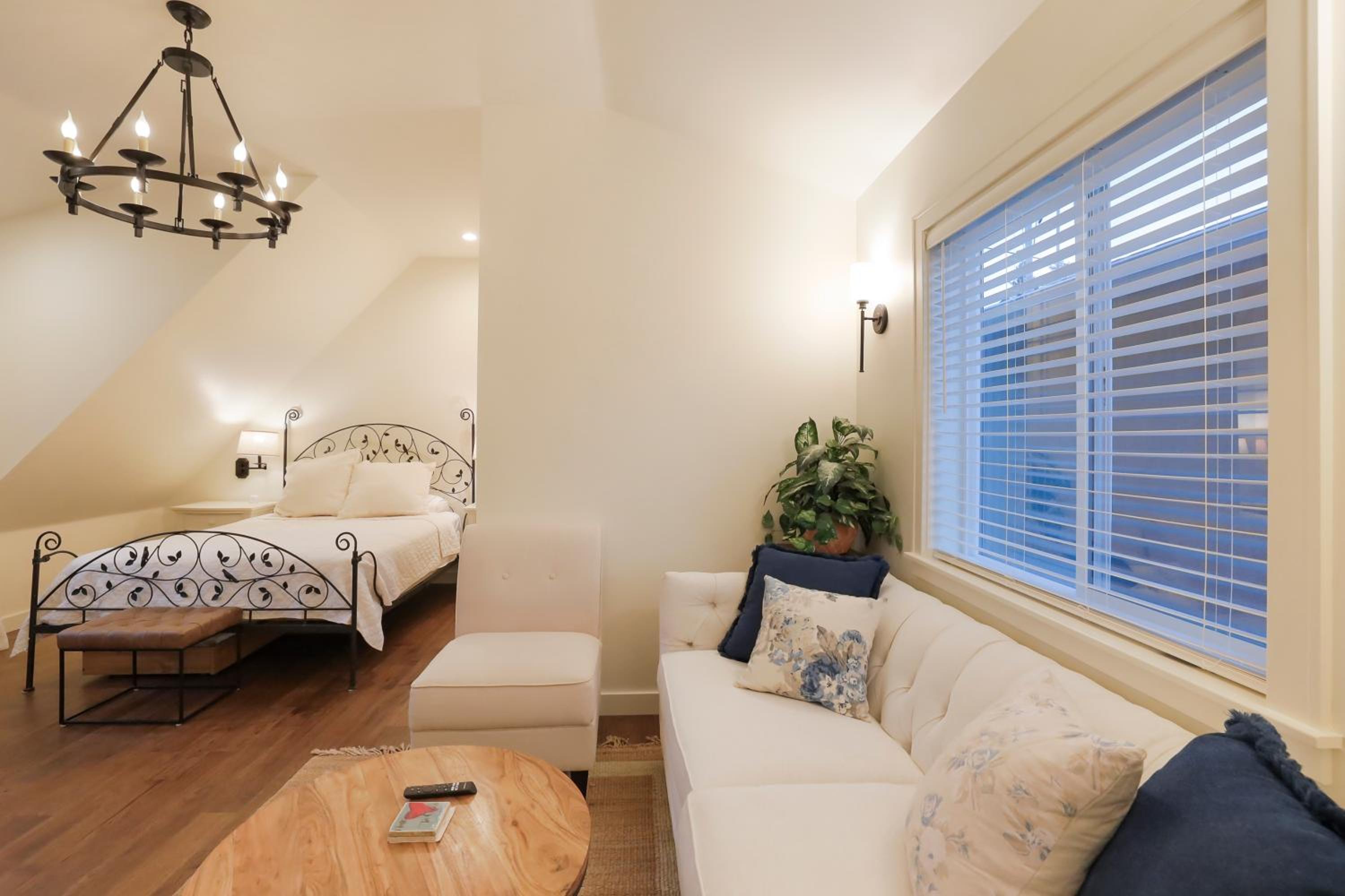 One-Bedroom Apartment - Photo 14