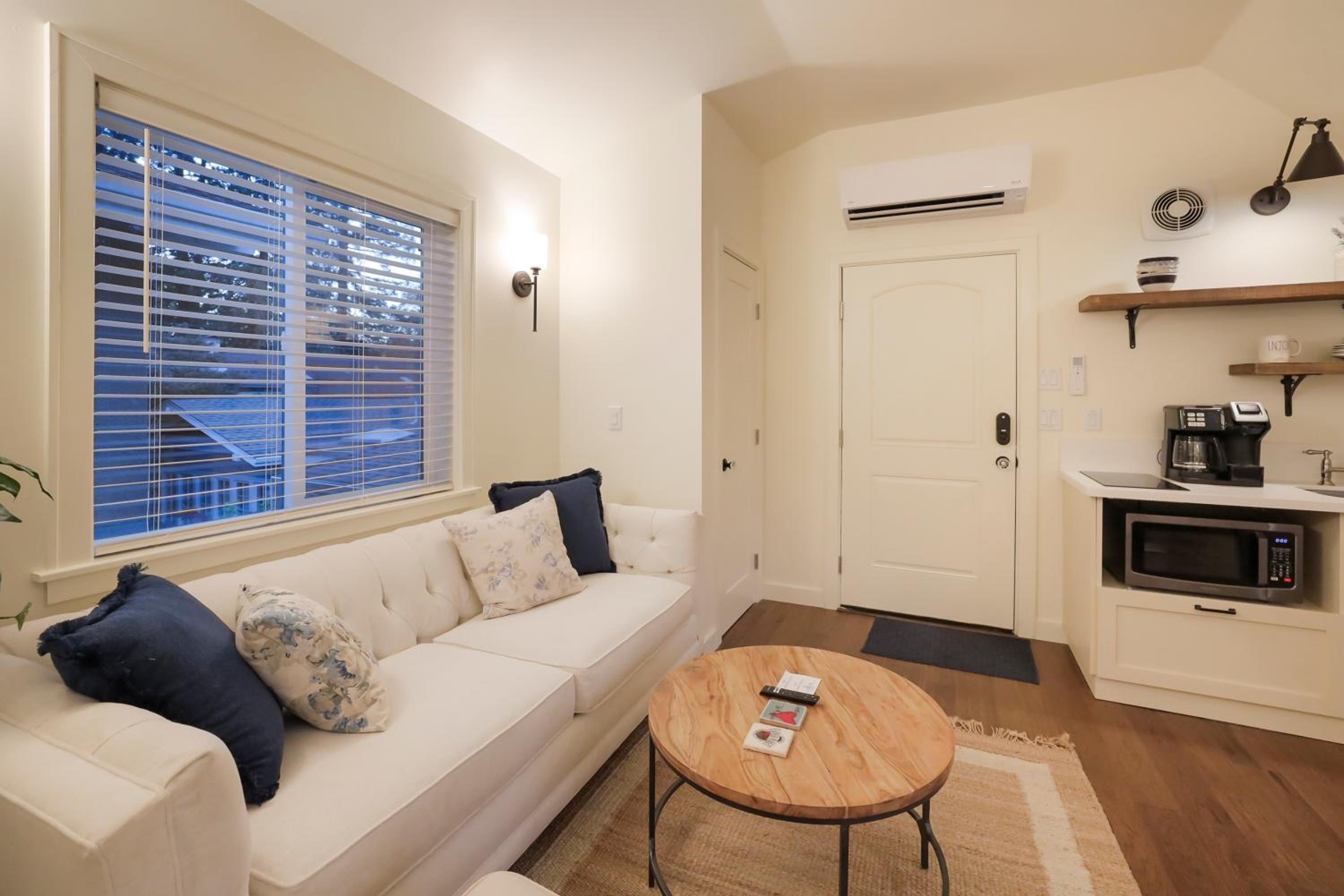 One-Bedroom Apartment - Photo 6