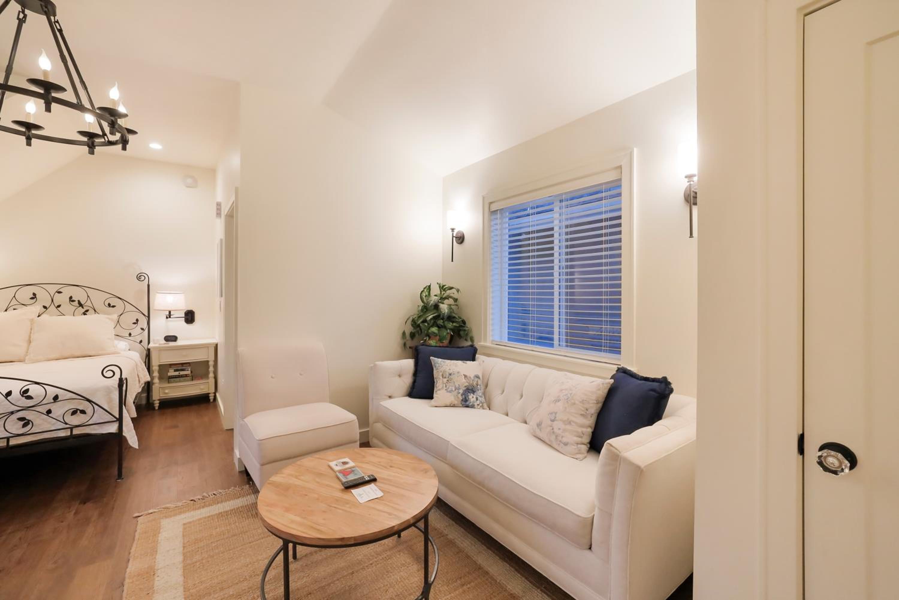 One-Bedroom Apartment - Photo 21