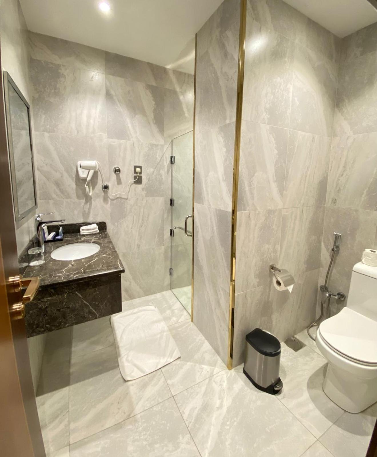 Deluxe King Room - Photo 3