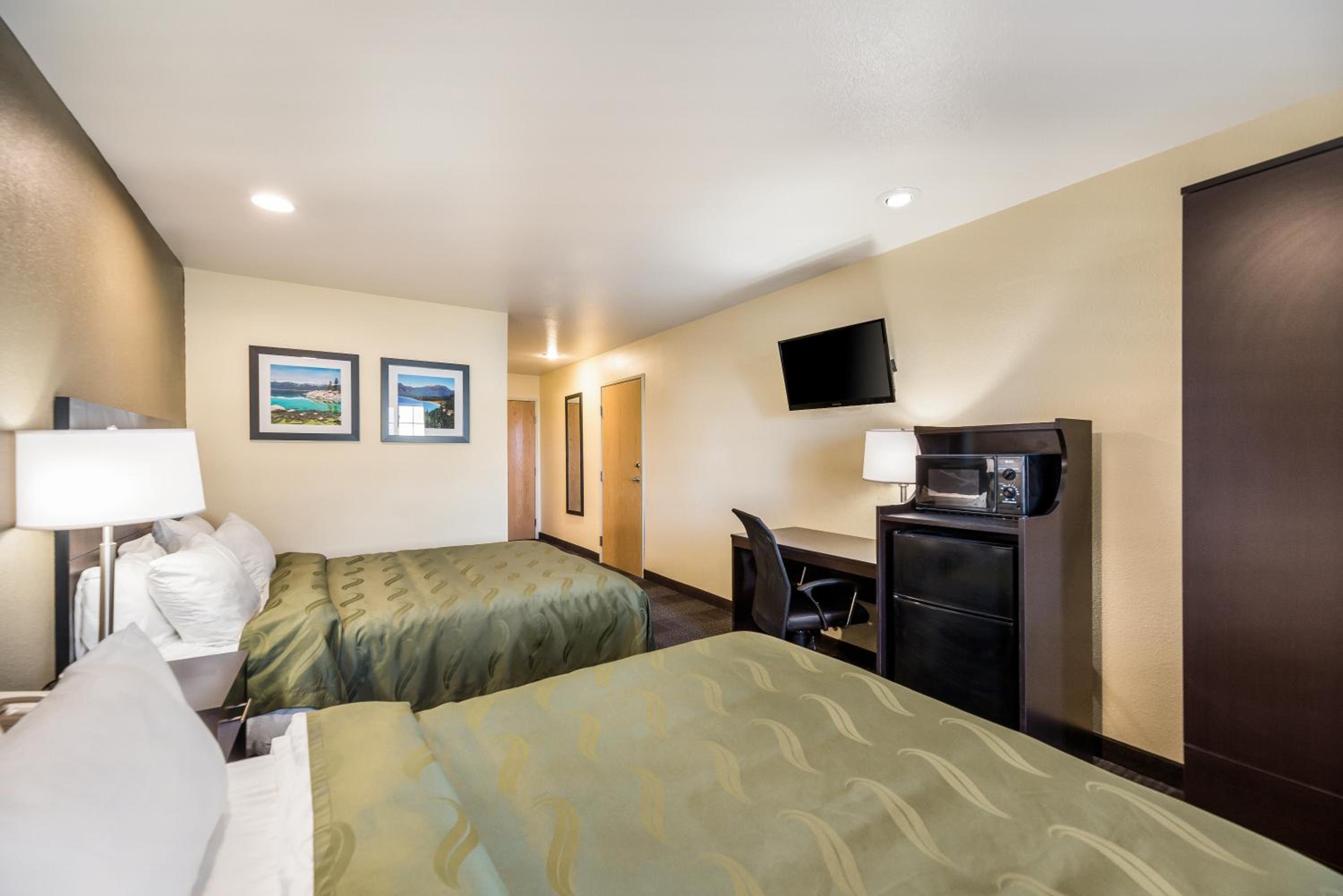 Queen Room with Two Queen Beds - Non-Smoking - Photo 3