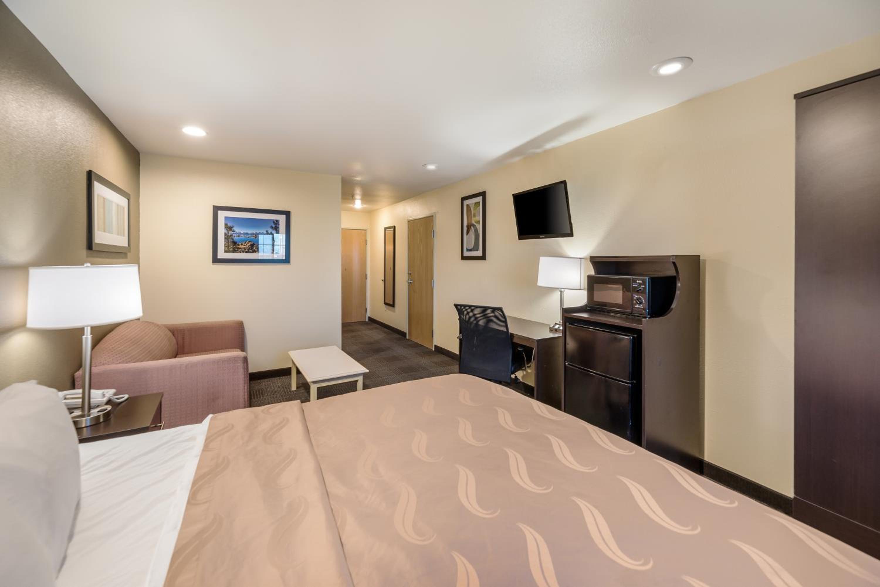 King Suite with Sofa Bed - Non-Smoking - Photo 3