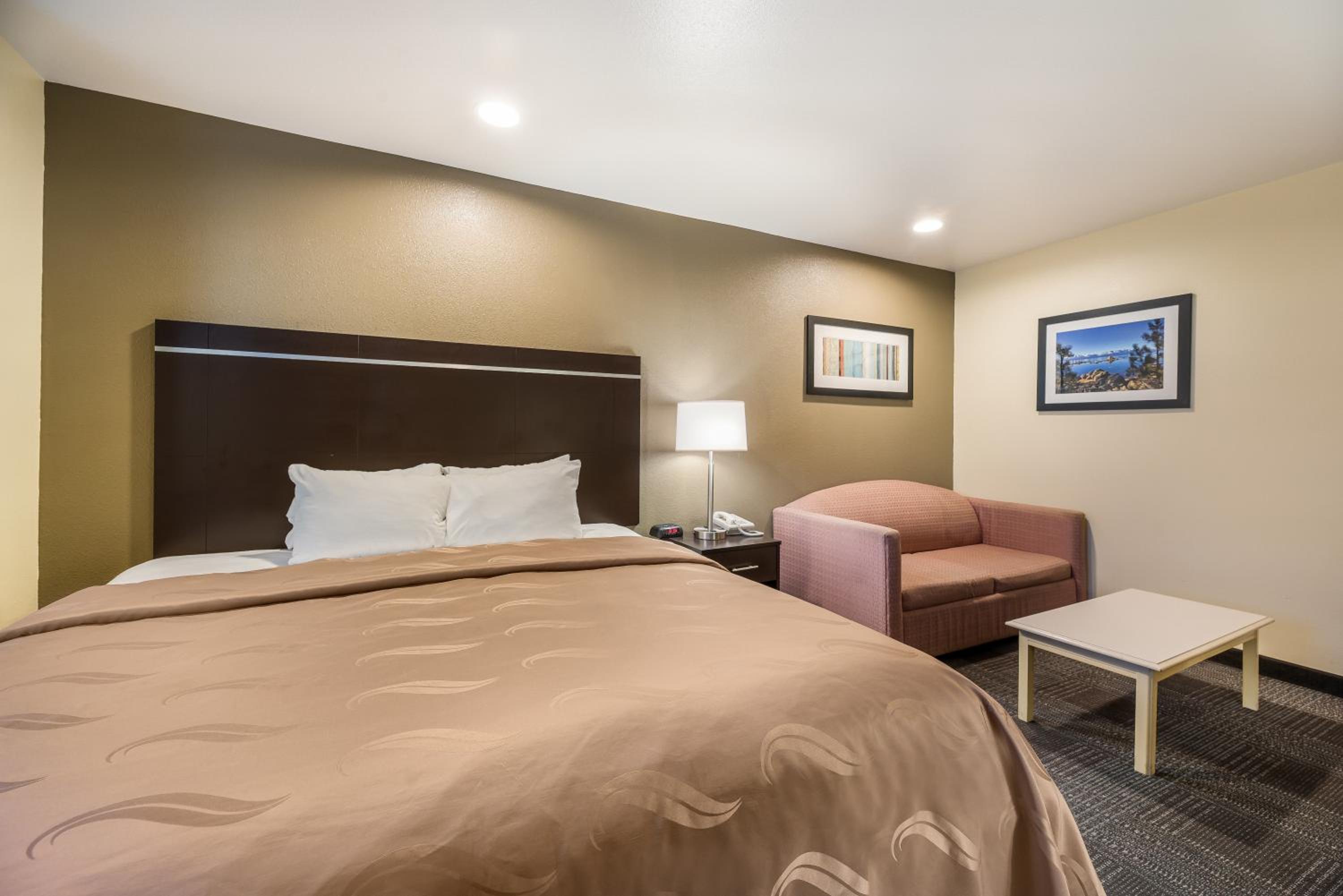 King Suite with Sofa Bed - Non-Smoking - Photo 2