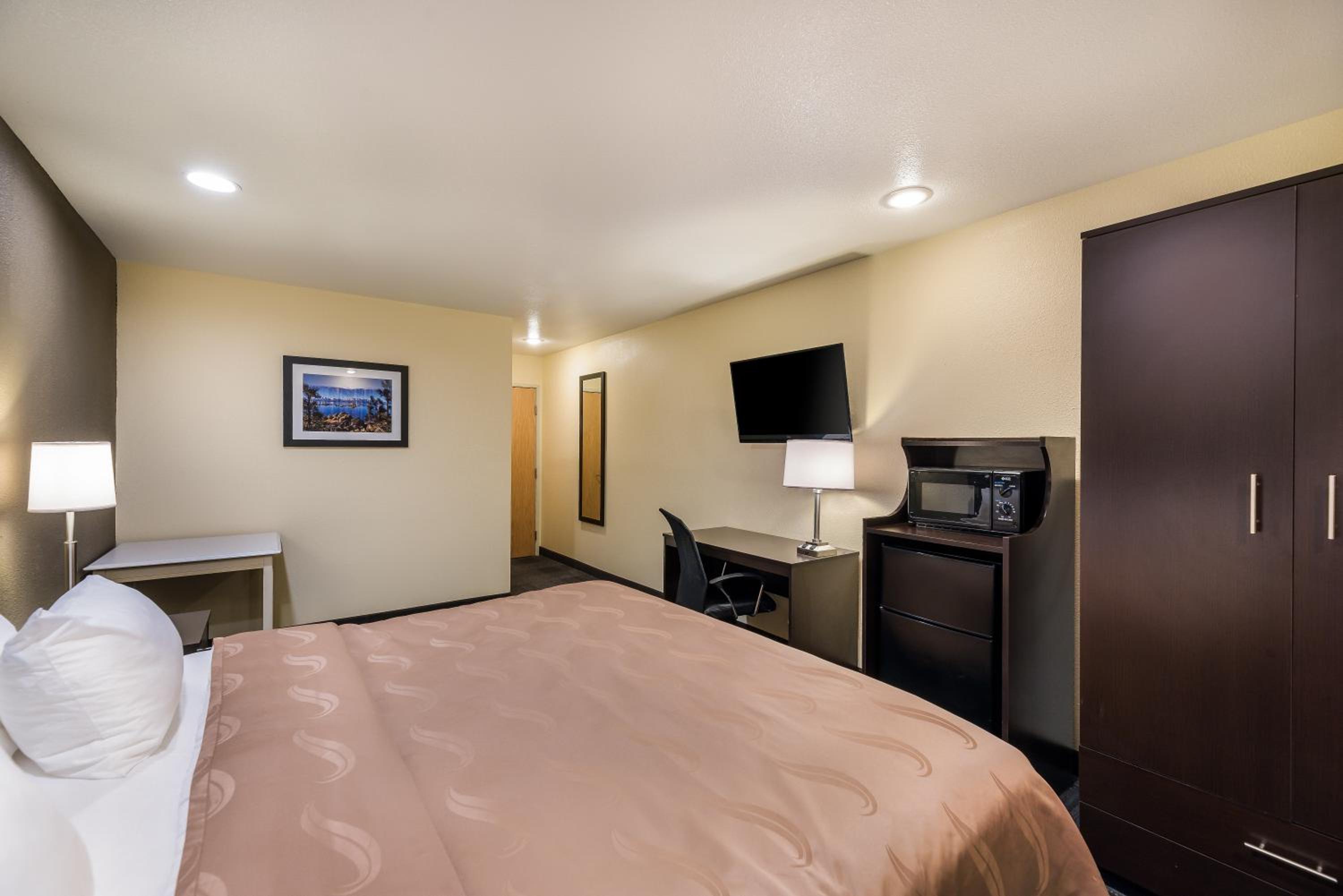 King Room - Non-Smoking - Photo 4