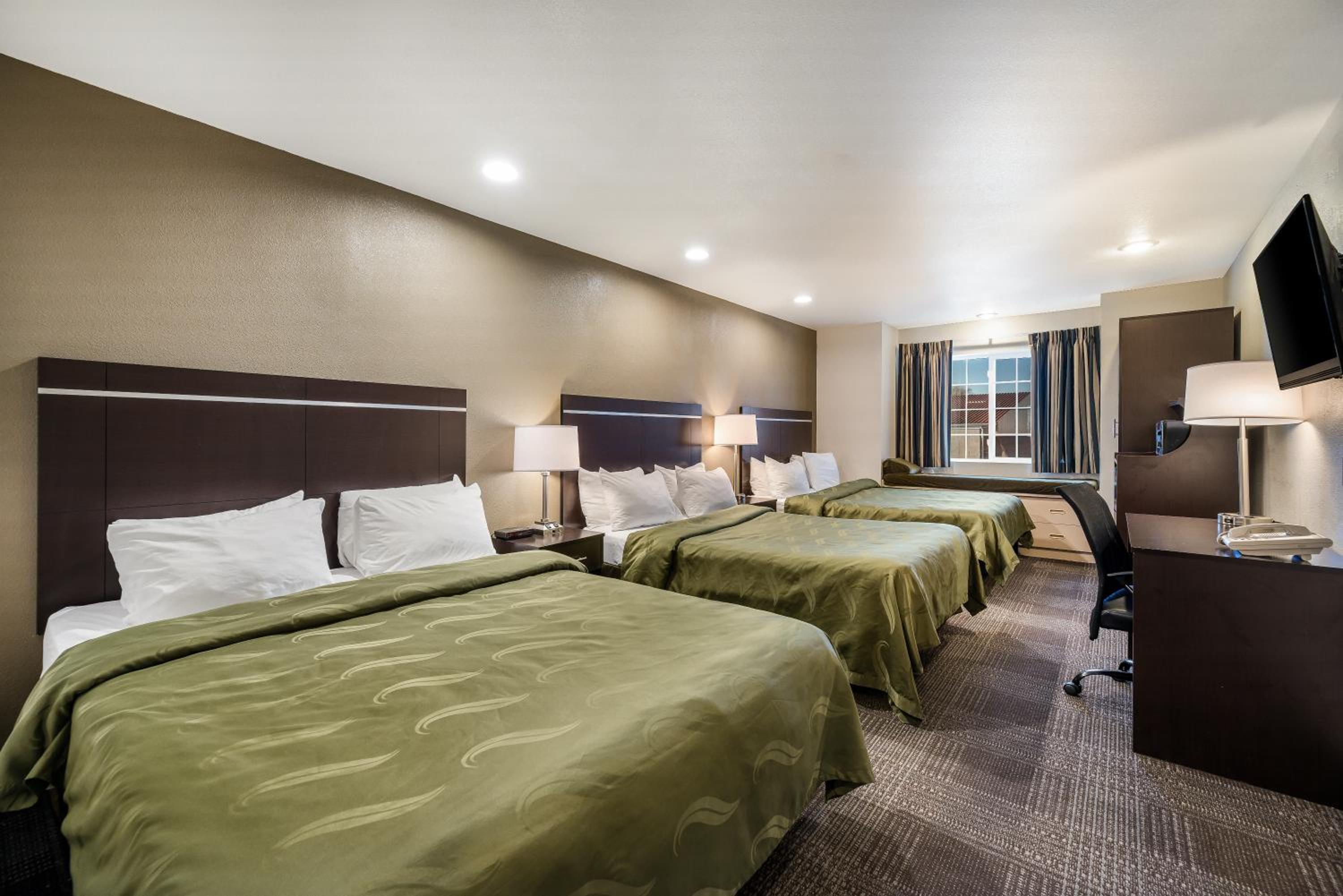 Queen Room with Three Queen Beds - Non-Smoking - Photo 3