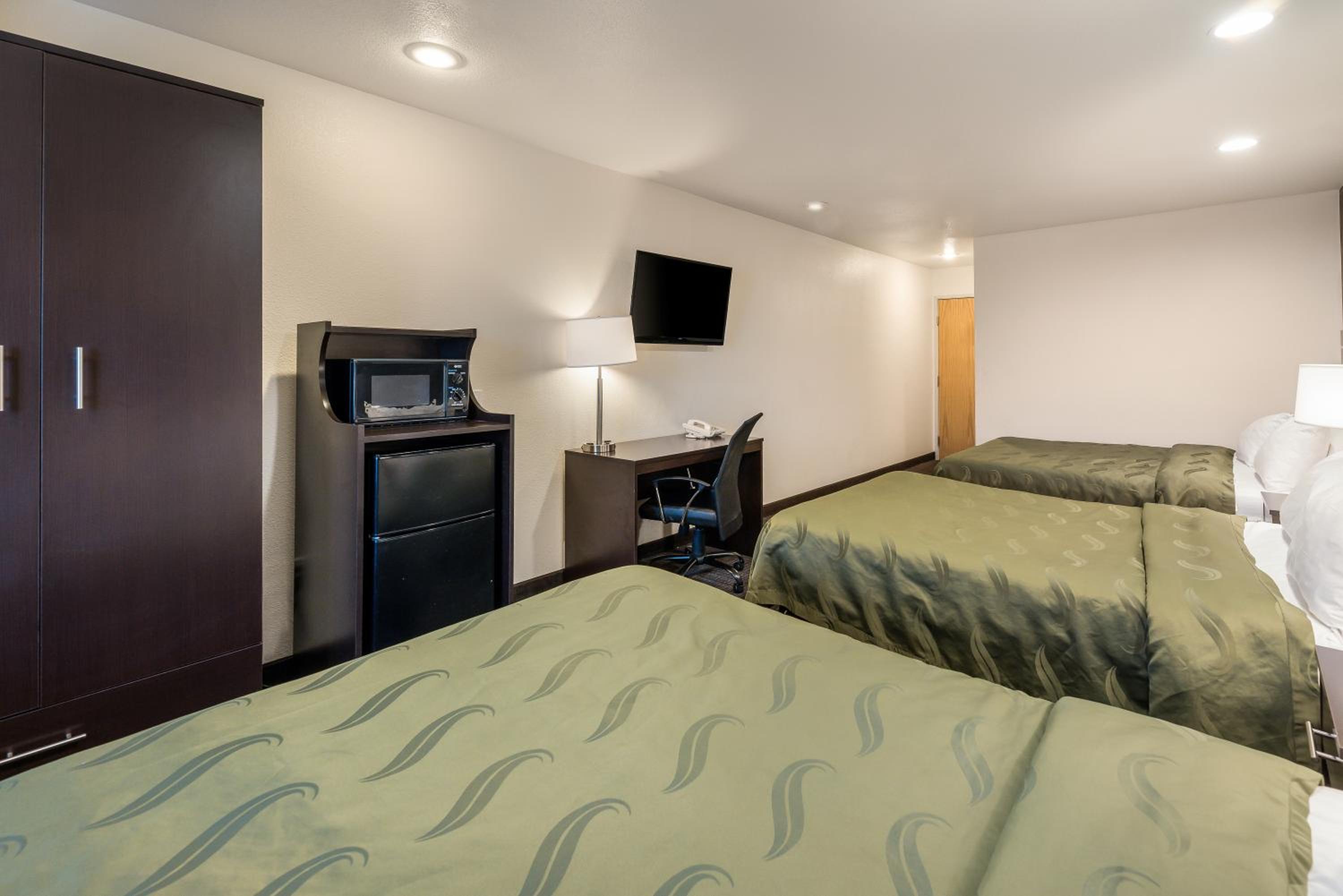 Queen Room with Three Queen Beds - Non-Smoking - Photo 1