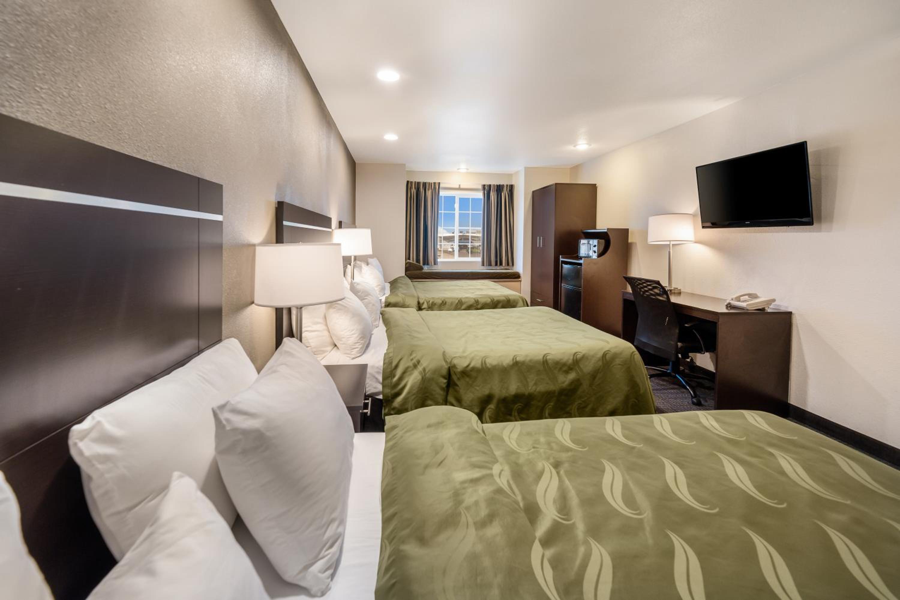 Queen Room with Three Queen Beds - Non-Smoking - Photo 4