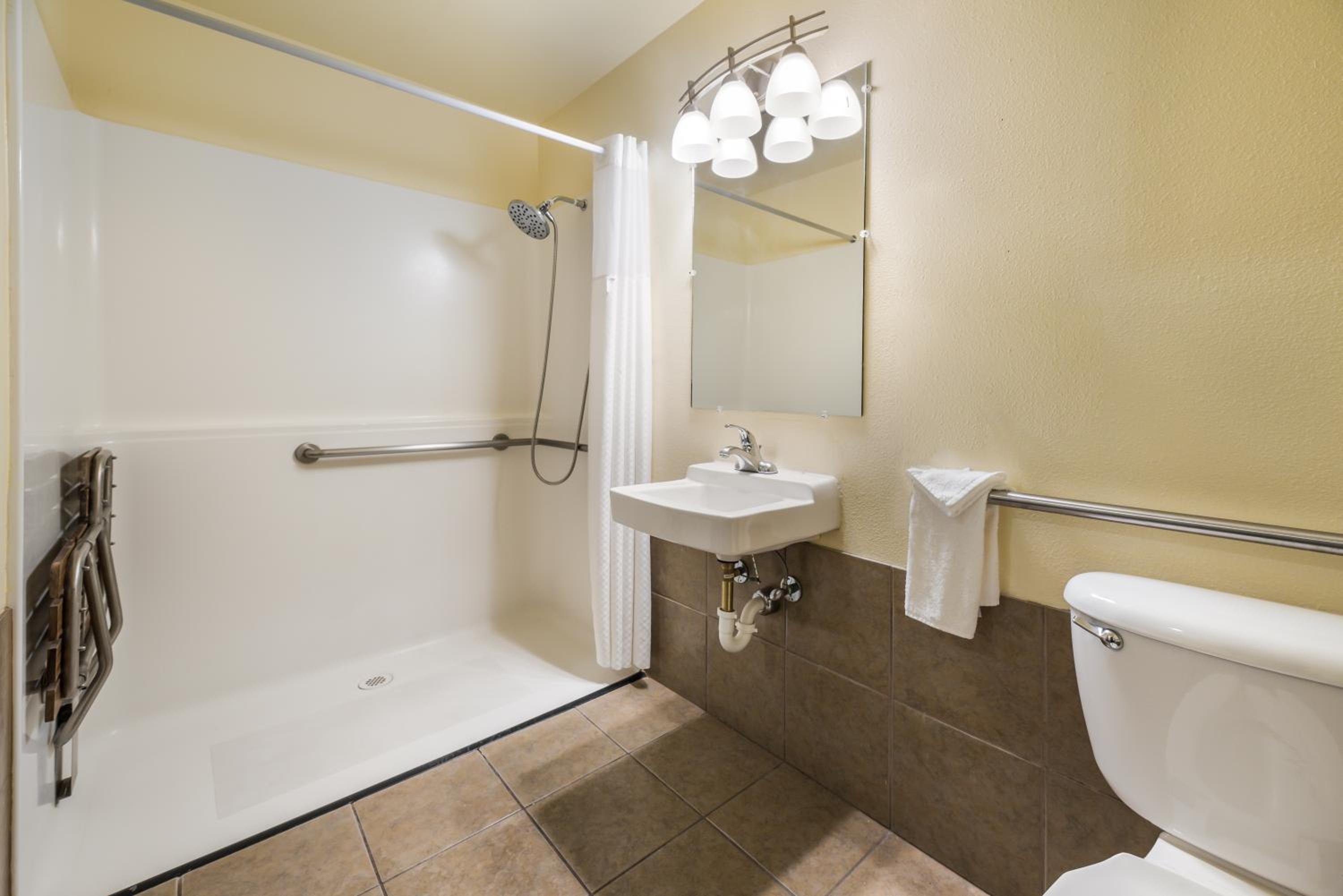 Queen Room with Two Queen Beds - Accessible/Non-Smoking  - Photo 2