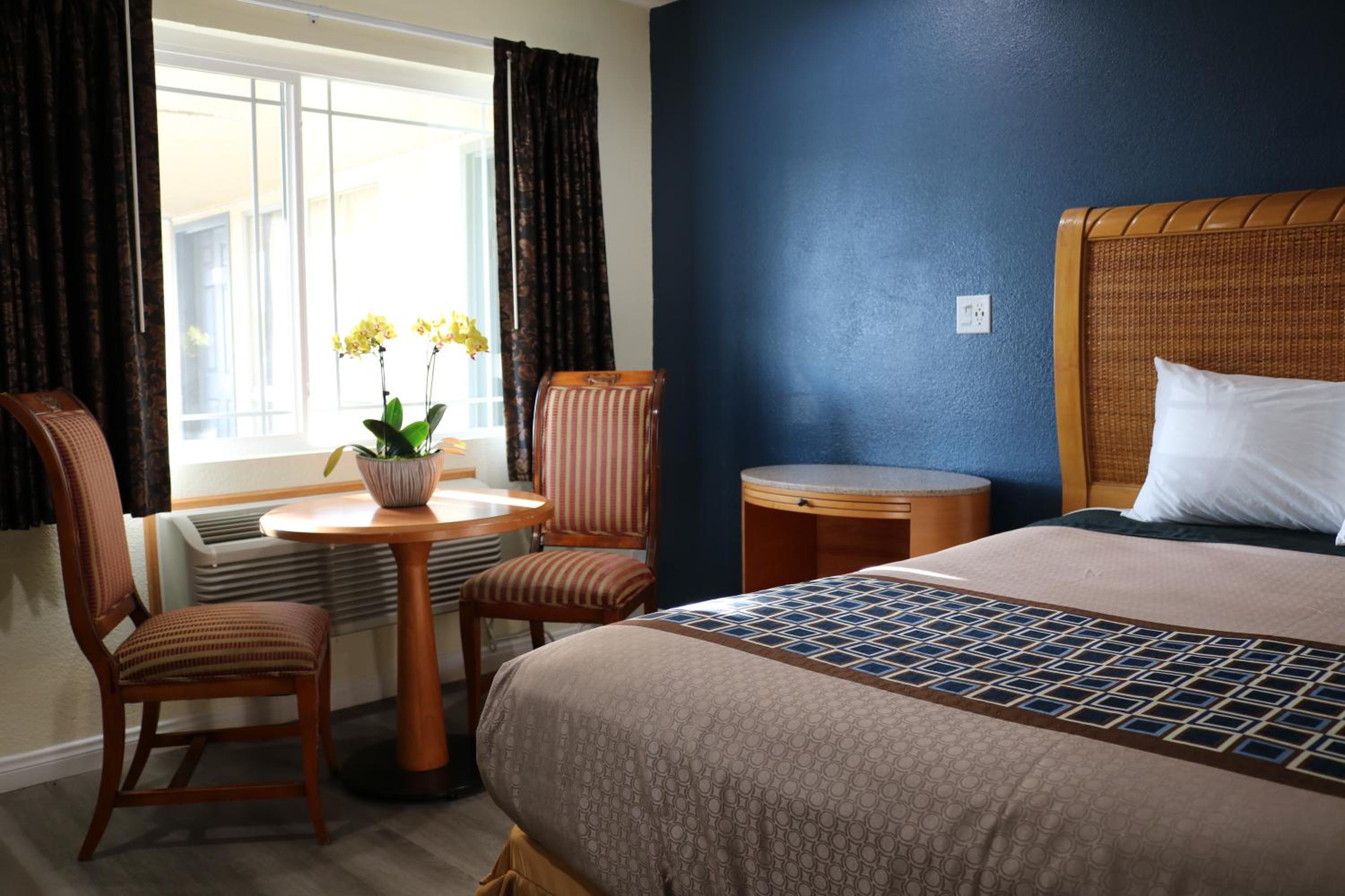 Deluxe King Room - Photo 3