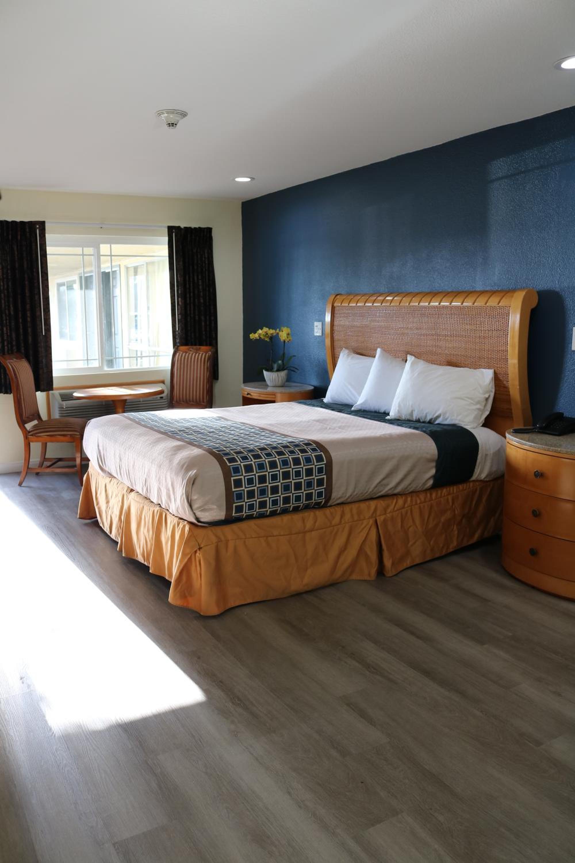 Deluxe King Room - Photo 4