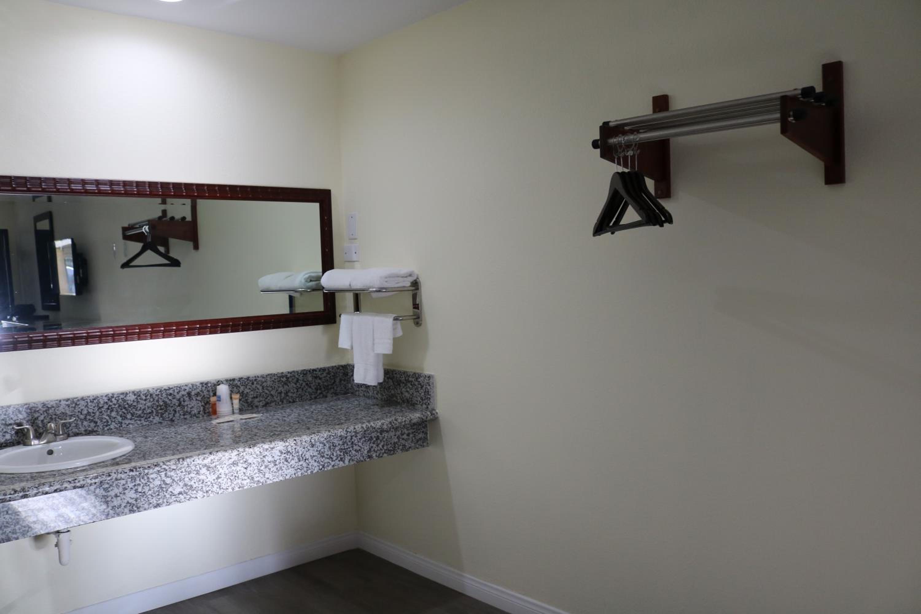 Deluxe King Room - Photo 7