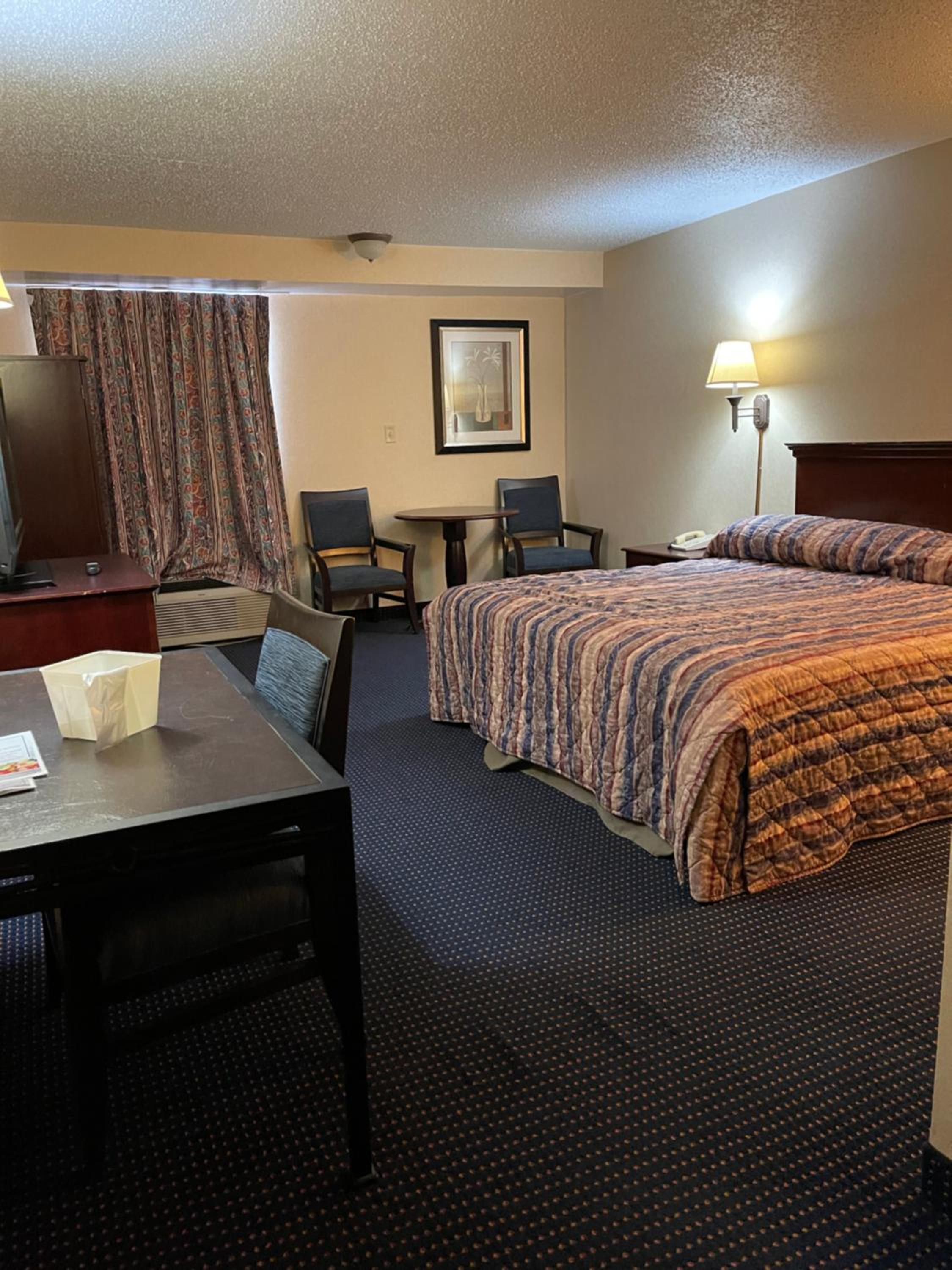 Standard King Room - Non-Smoking  - Photo 11