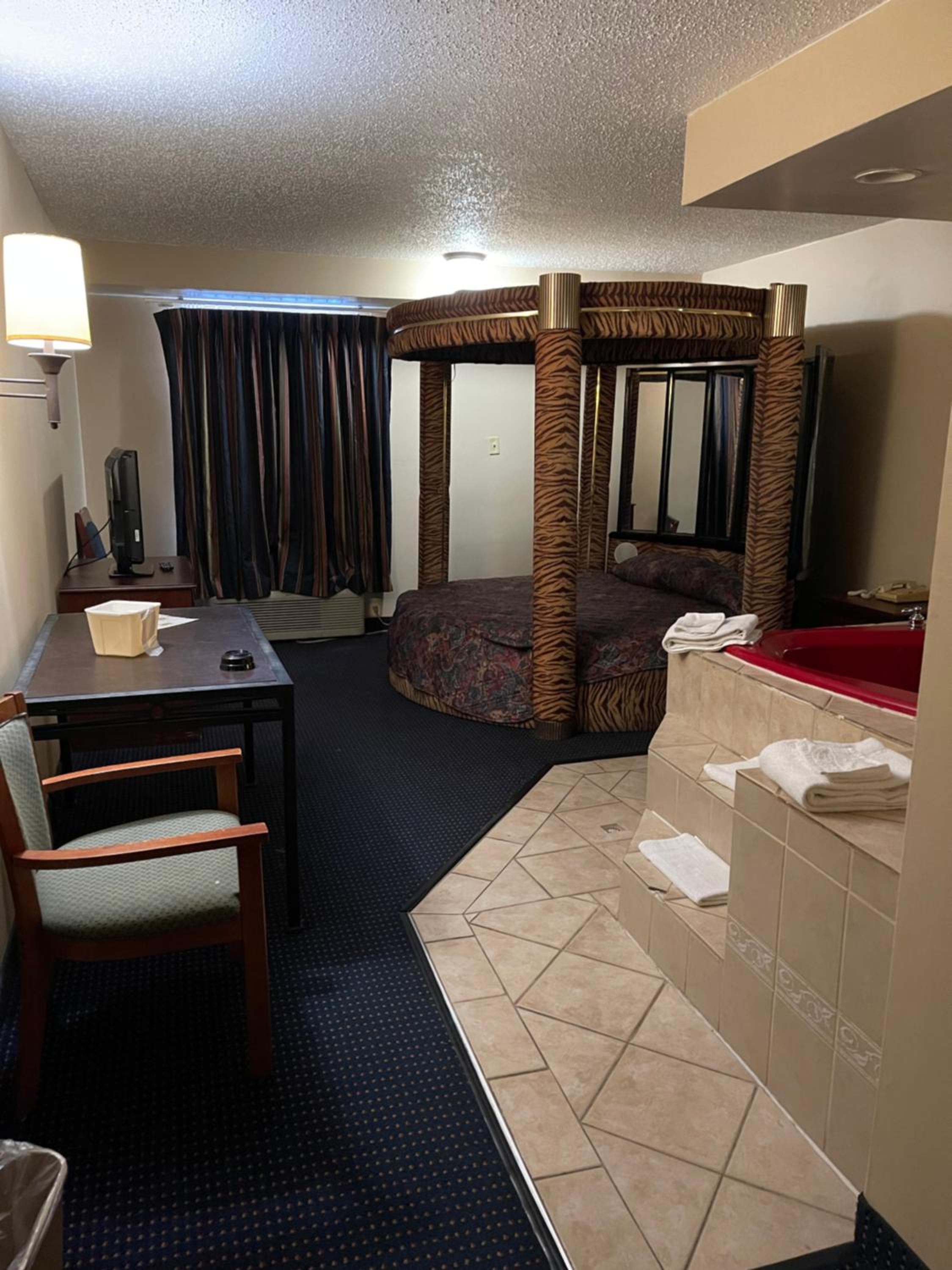 Suite with Hot Tub - Photo 5