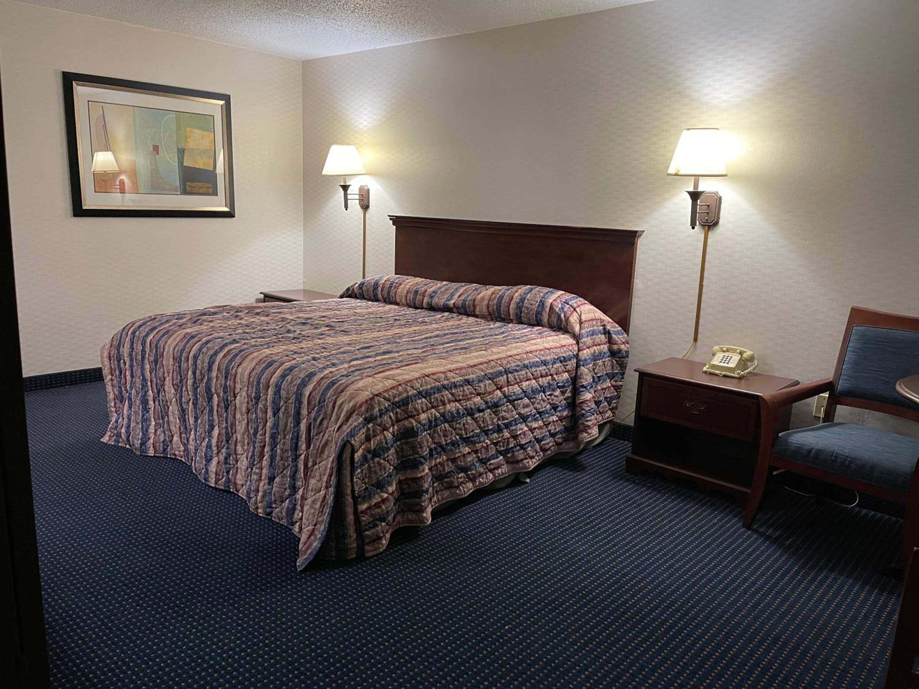 Standard King Room - Non-Smoking  - Photo 12