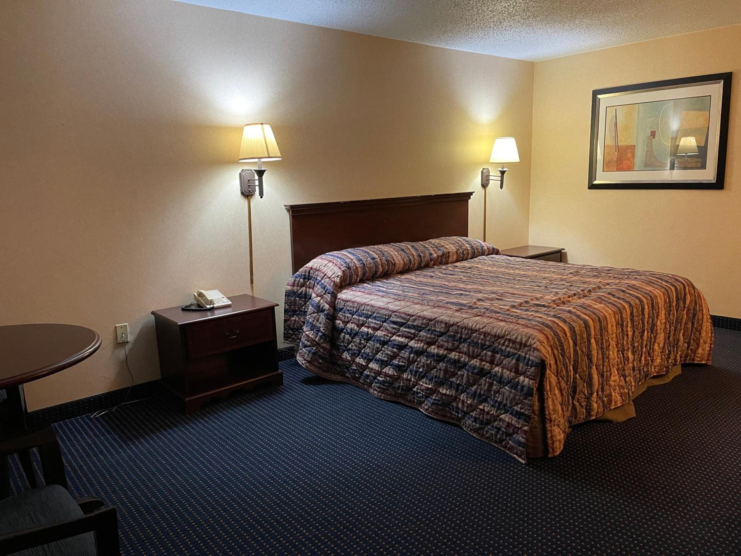 Standard King Room - Non-Smoking  - Photo 13