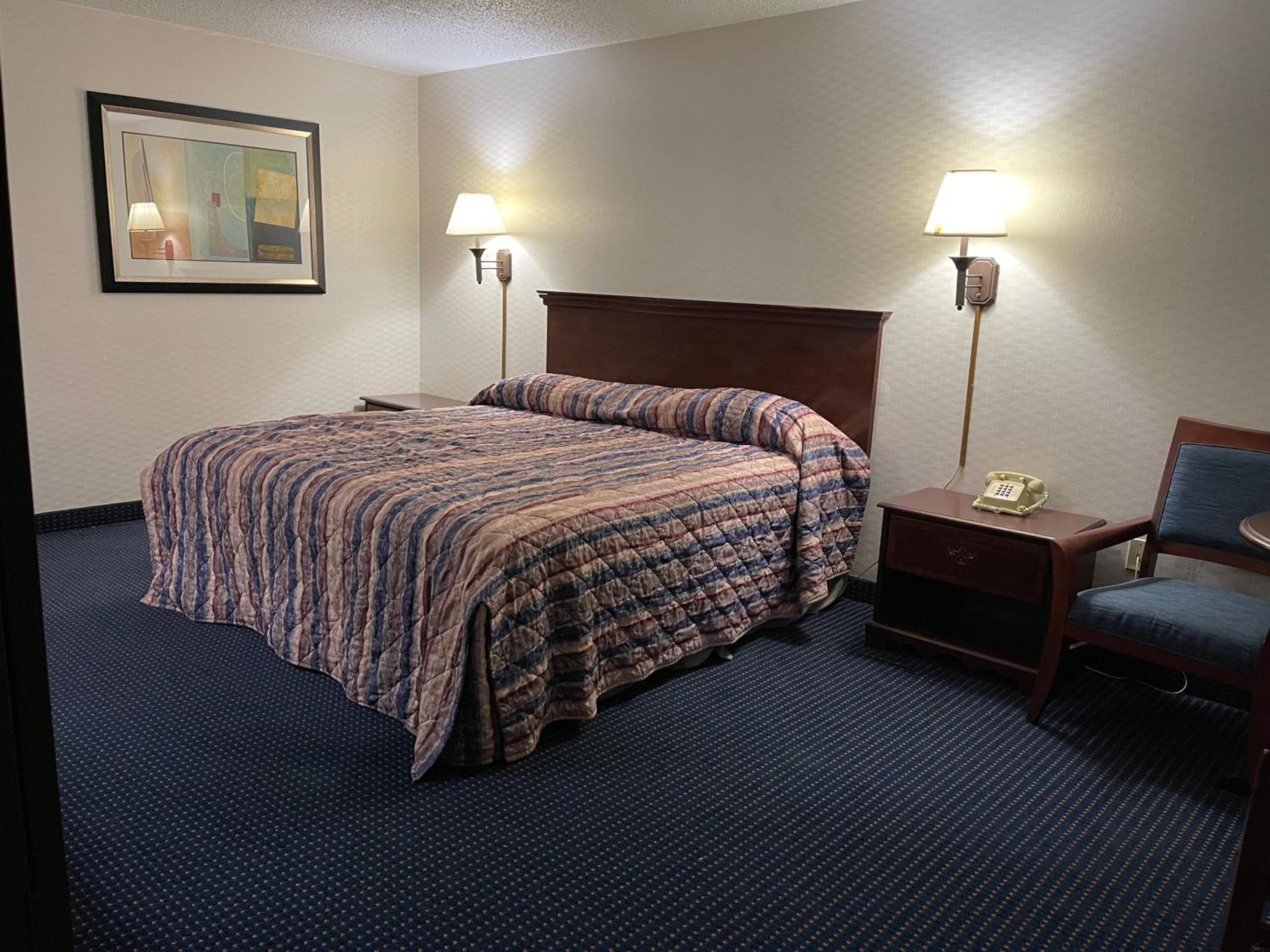 Standard King Room - Non-Smoking  - Photo 4
