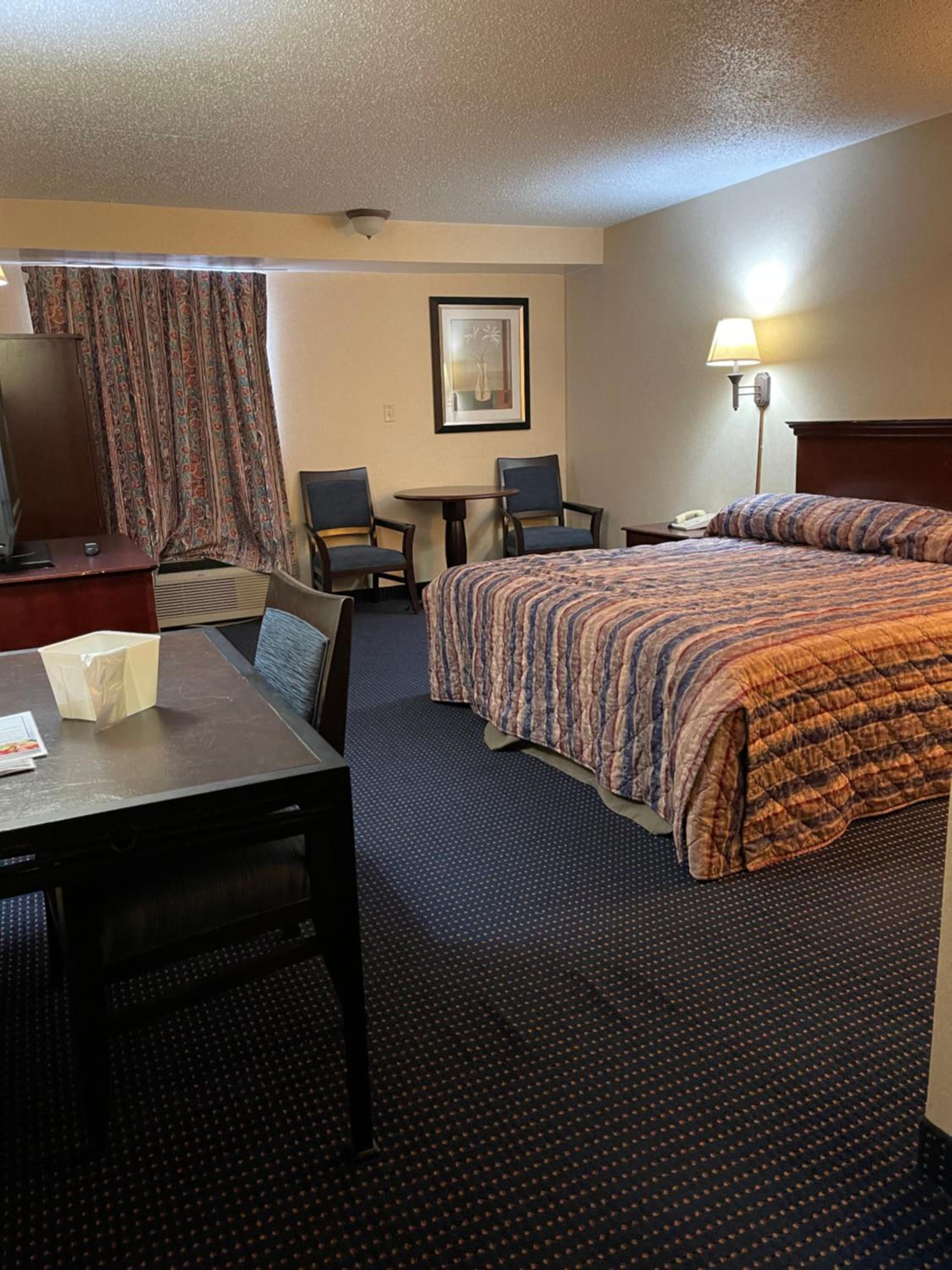 Standard King Room - Non-Smoking  - Photo 5