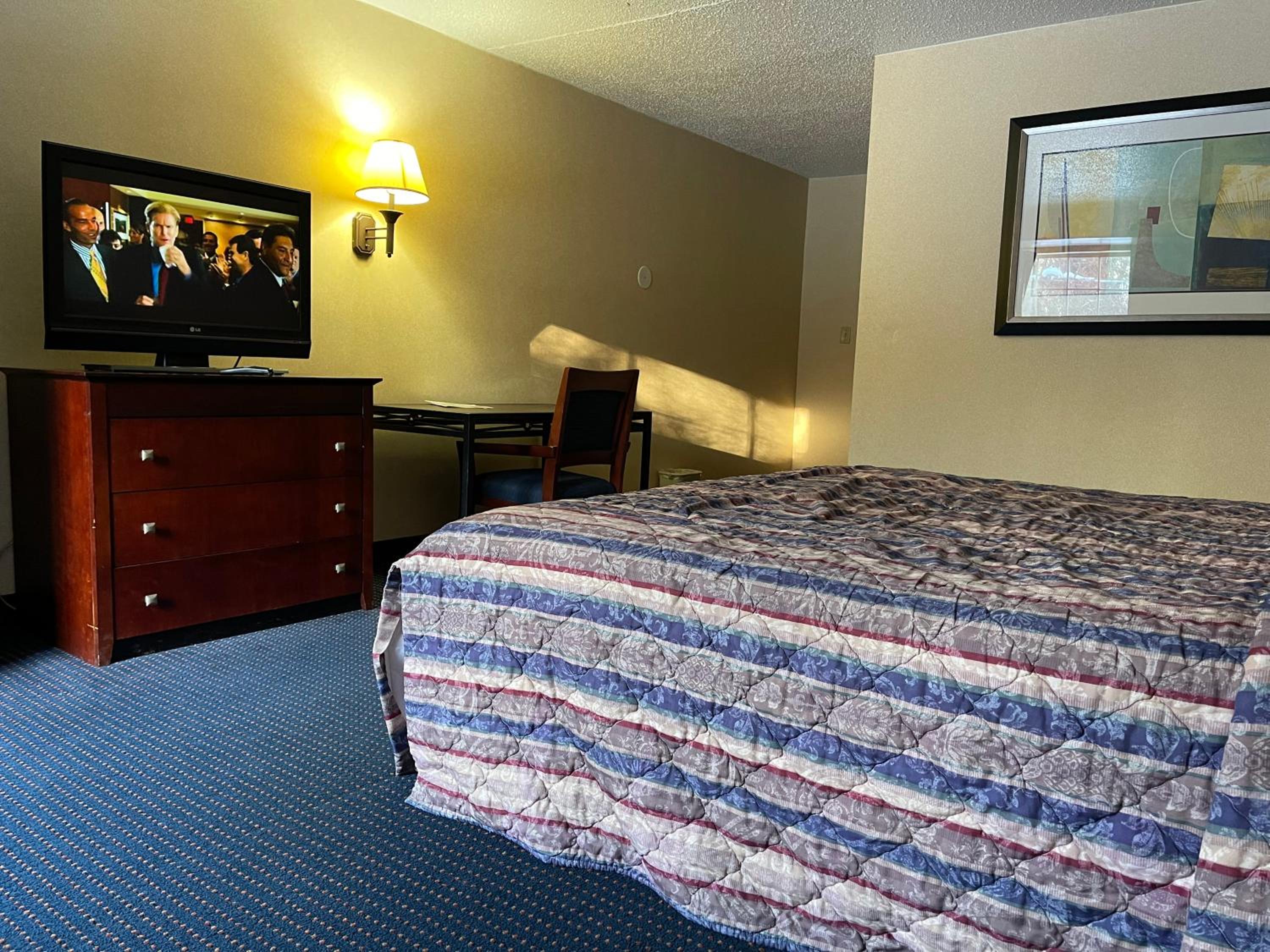 Standard King Room - Non-Smoking  - Photo 6