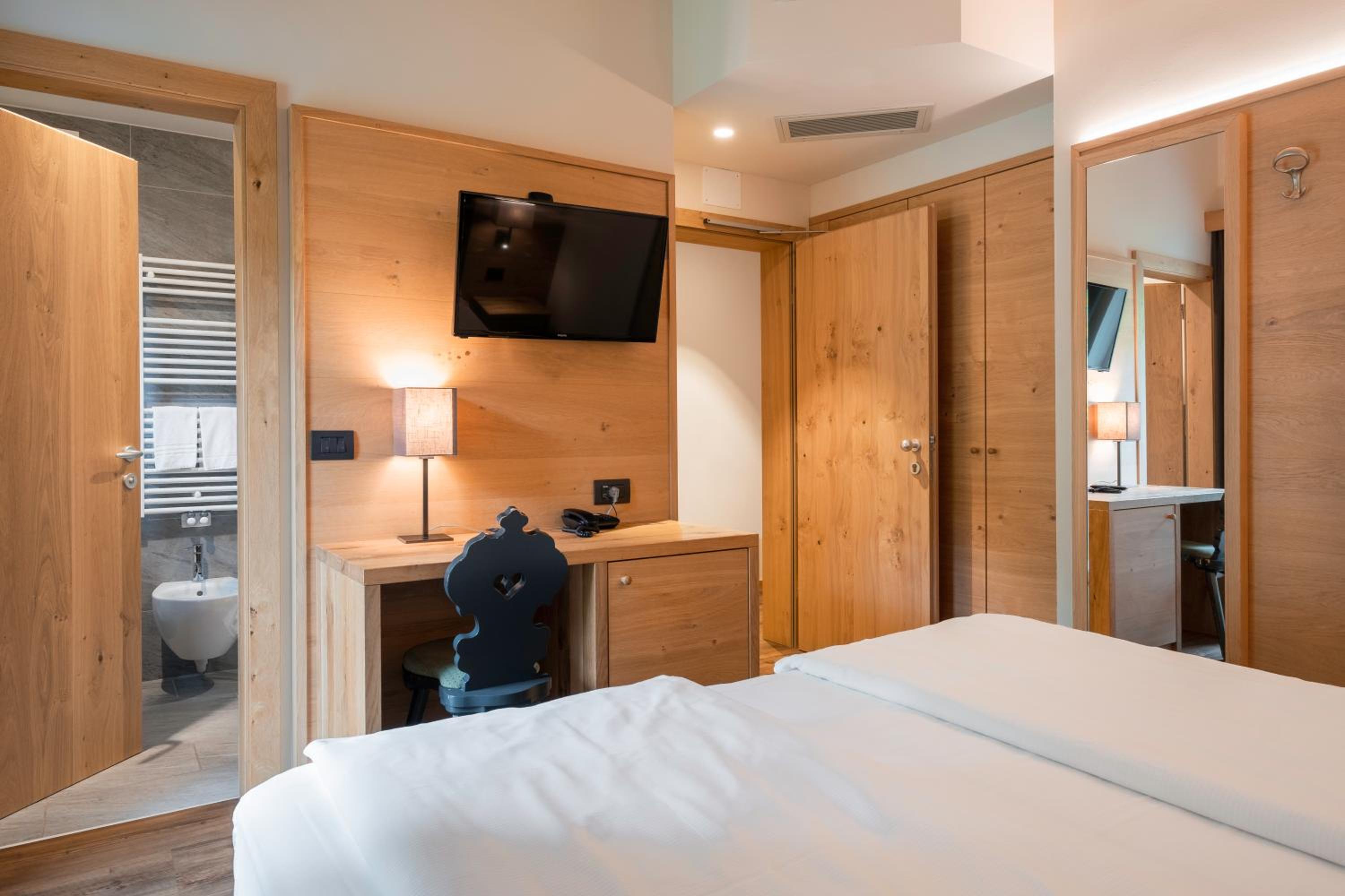 Standard Double or Twin Room with Mountain View photo 2