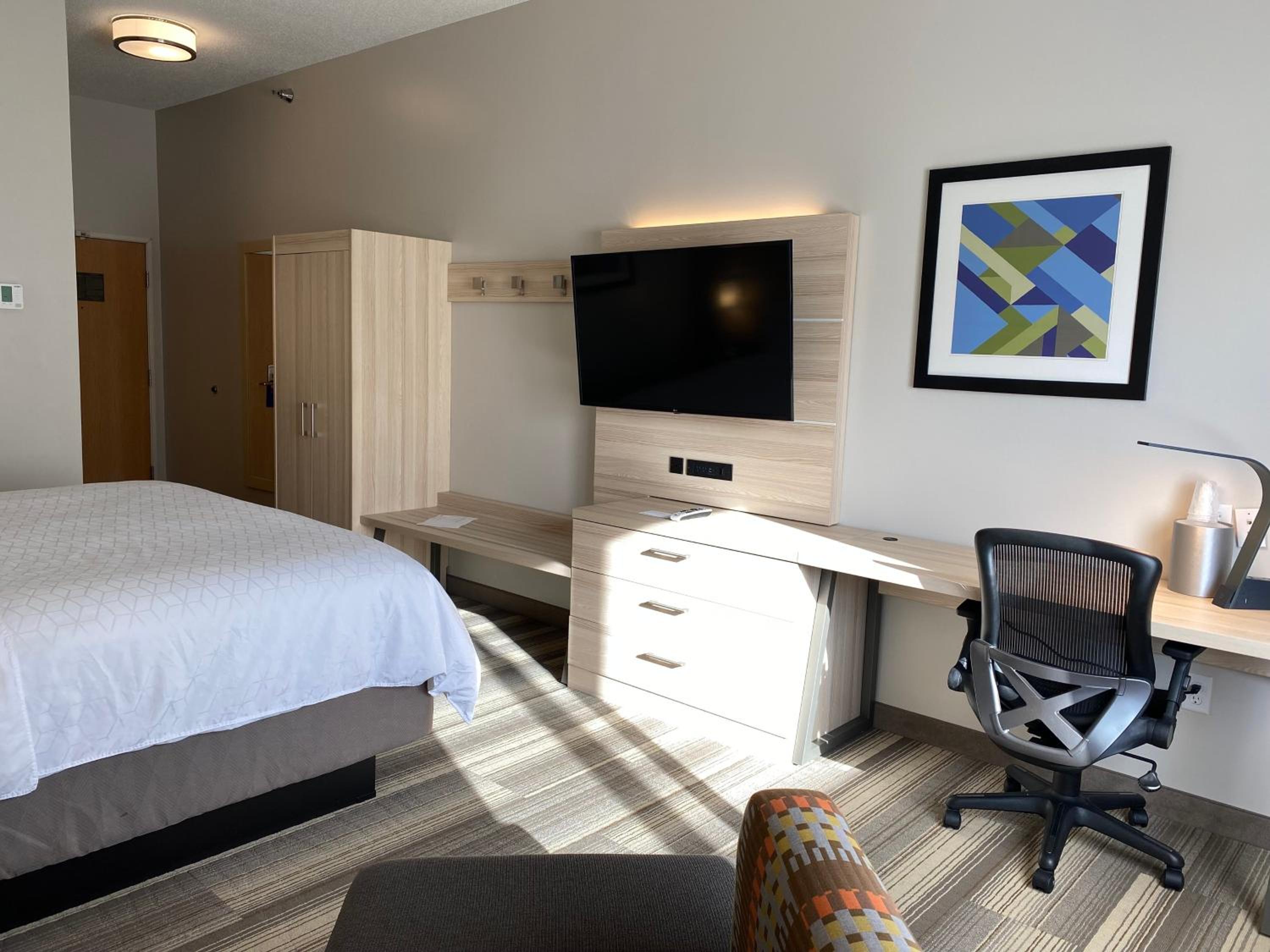 Standard King Room - Photo 11