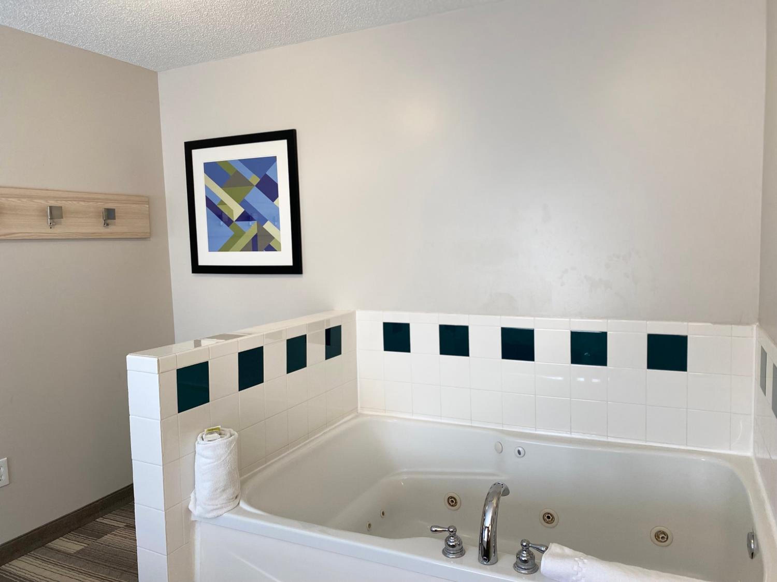 King Suite with Jetted Tub - Photo 5