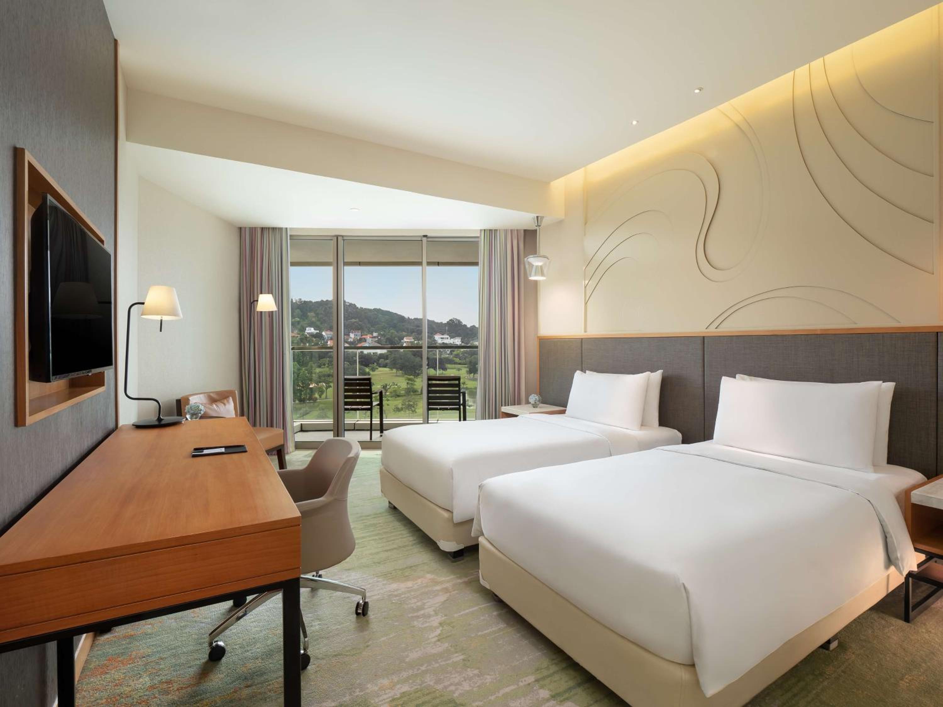 Deluxe Room with Golf View photo 2