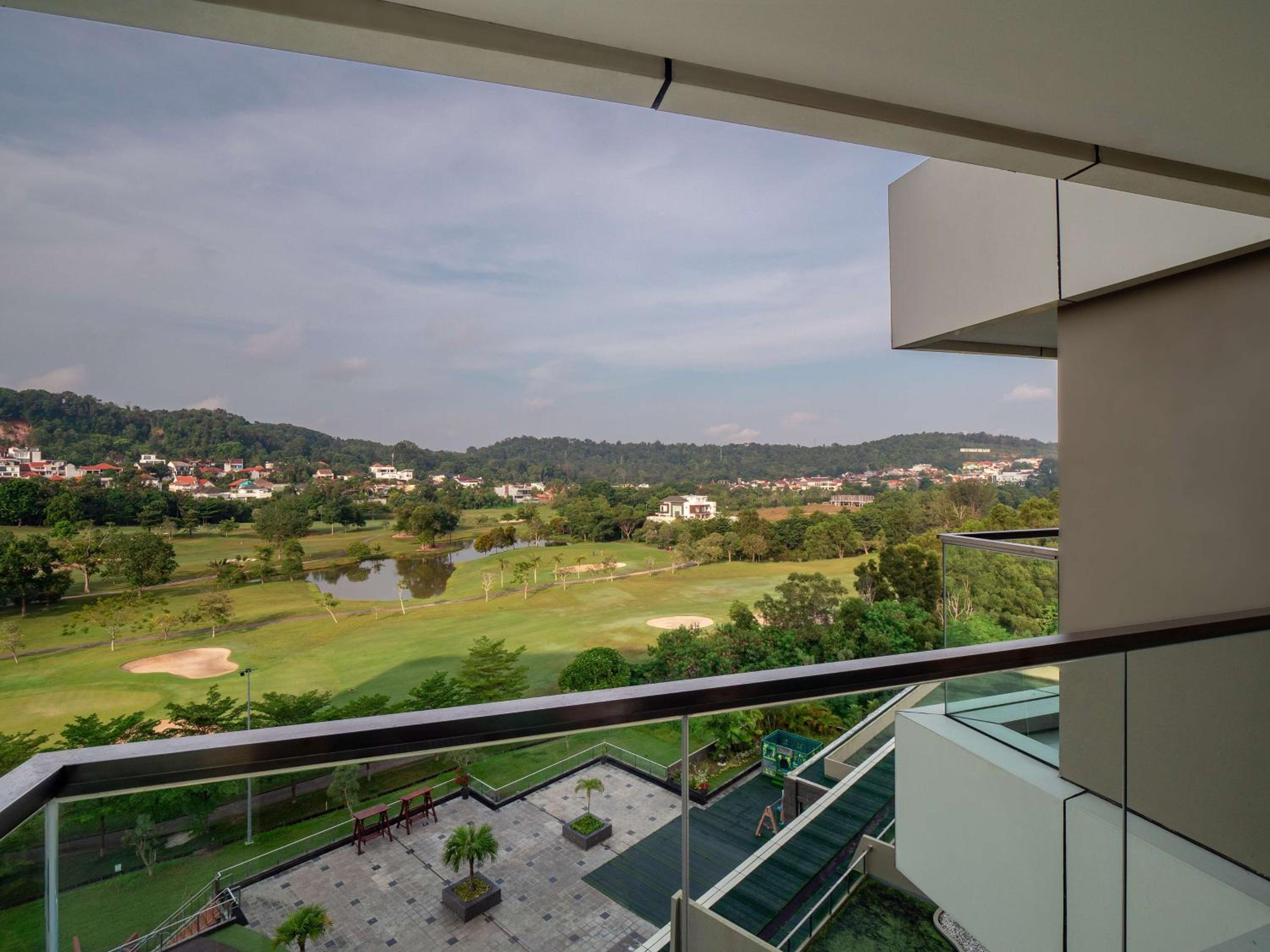 Deluxe Room with Golf View photo 3