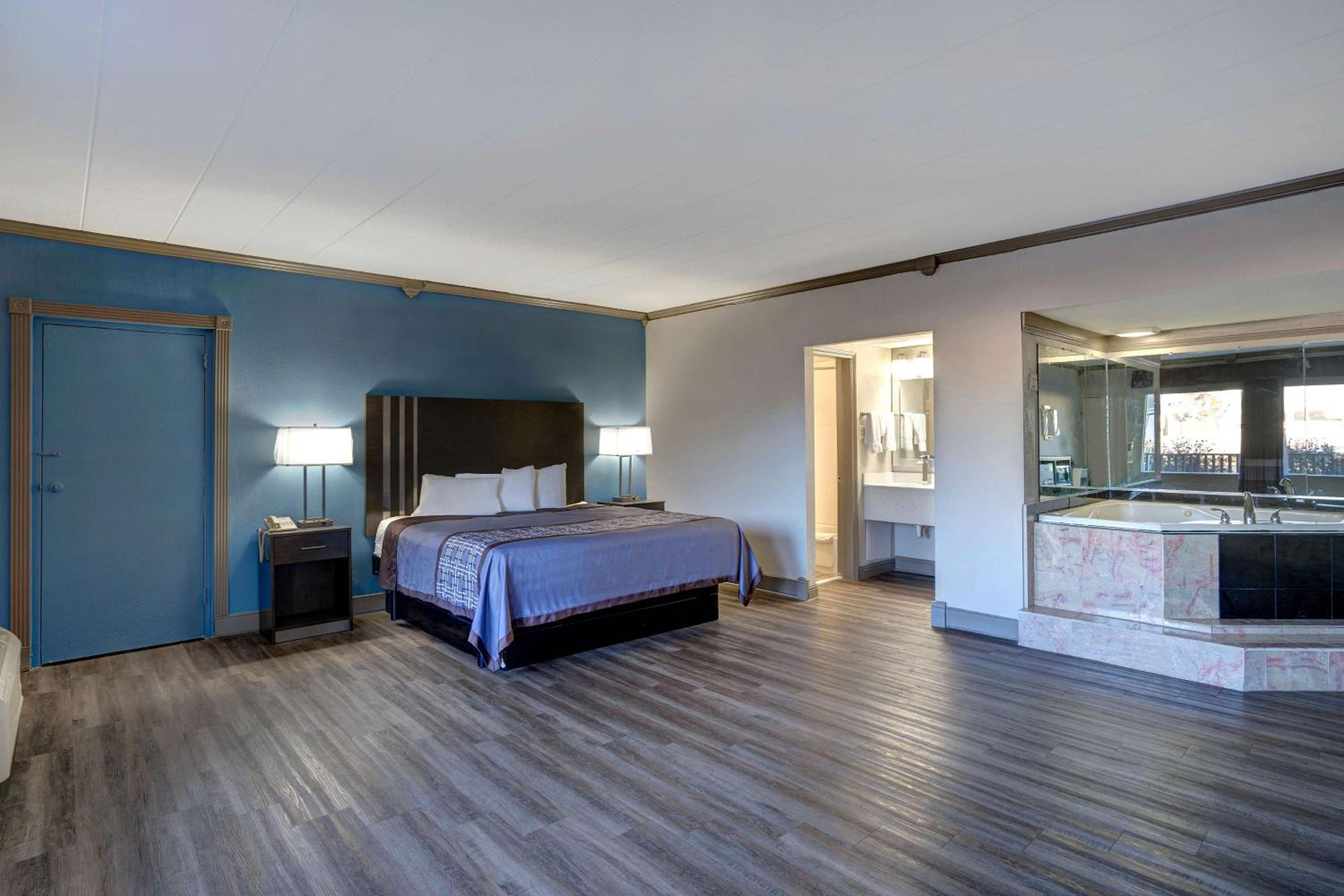 King Suite with Spa Bath - Smoking - Photo 1