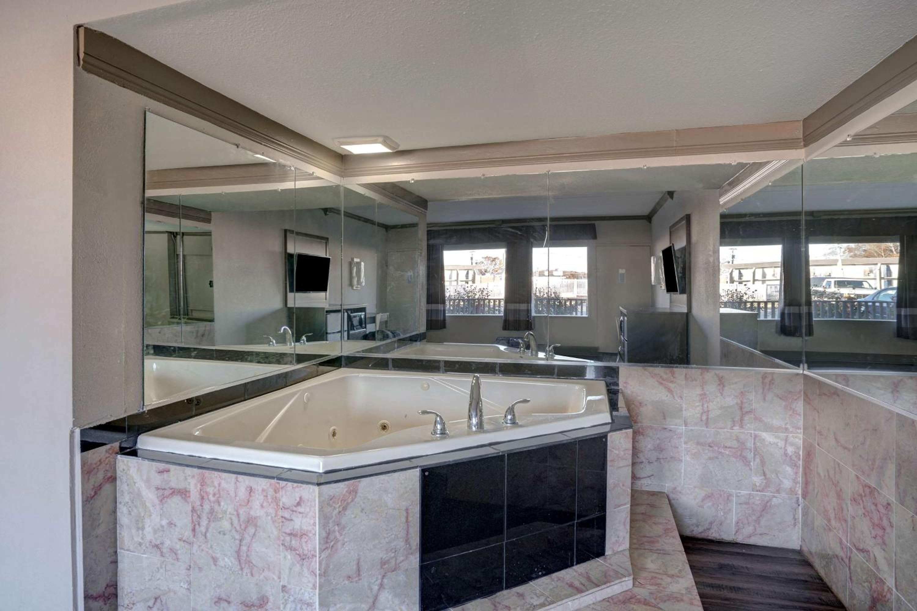 King Suite with Spa Bath - Smoking - Photo 3