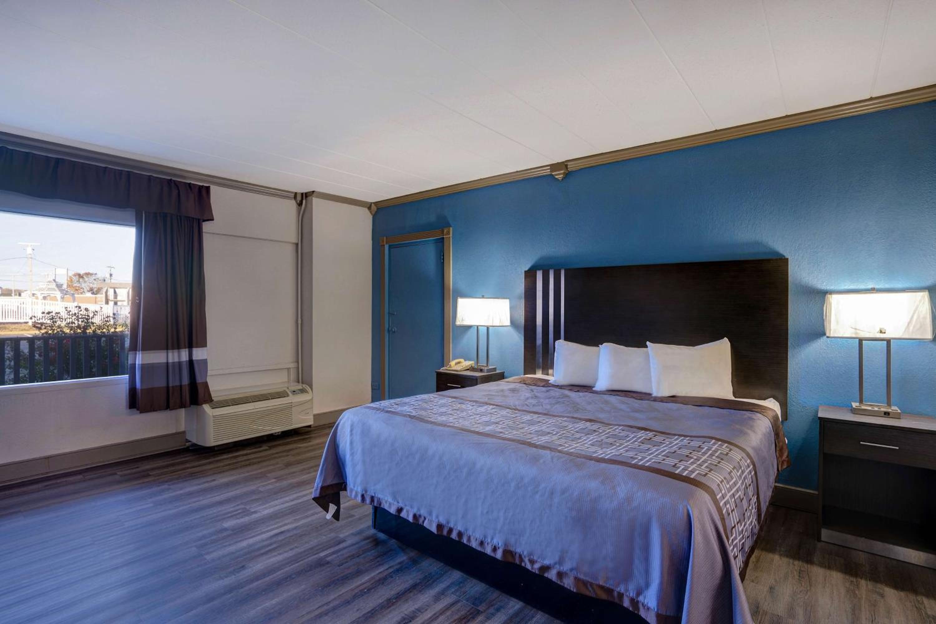 Deluxe King Room - Non-Smoking - Photo 2