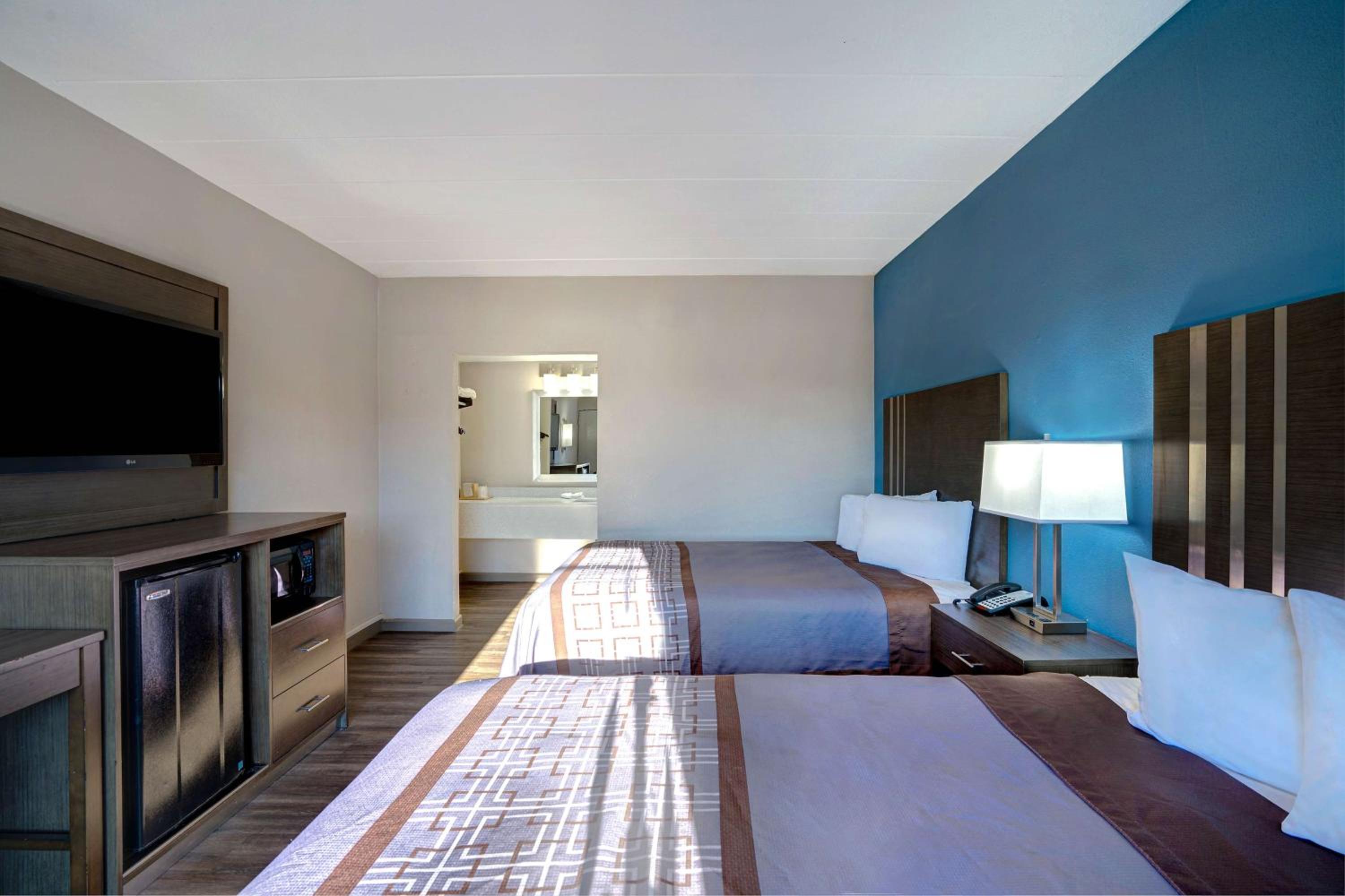 Deluxe Queen Room with Two Queen Beds - Non-Smoking - Photo 3