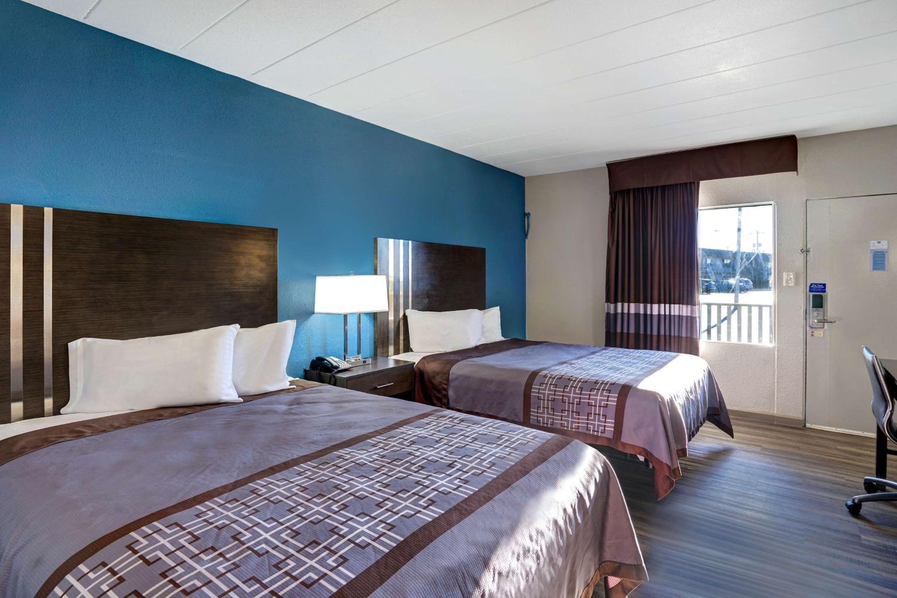 Deluxe Queen Room with Two Queen Beds - Non-Smoking - Photo 4