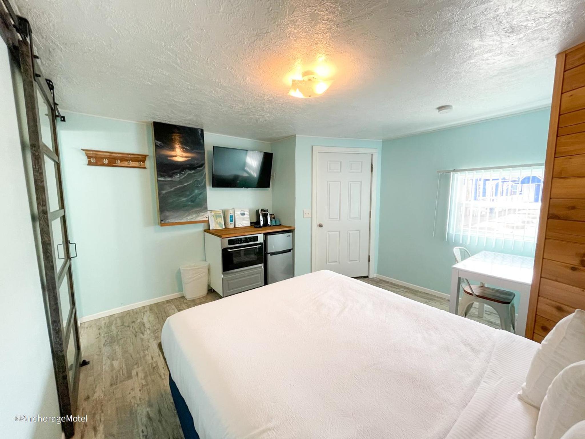 Deluxe Queen Room (No Pets) photo 3