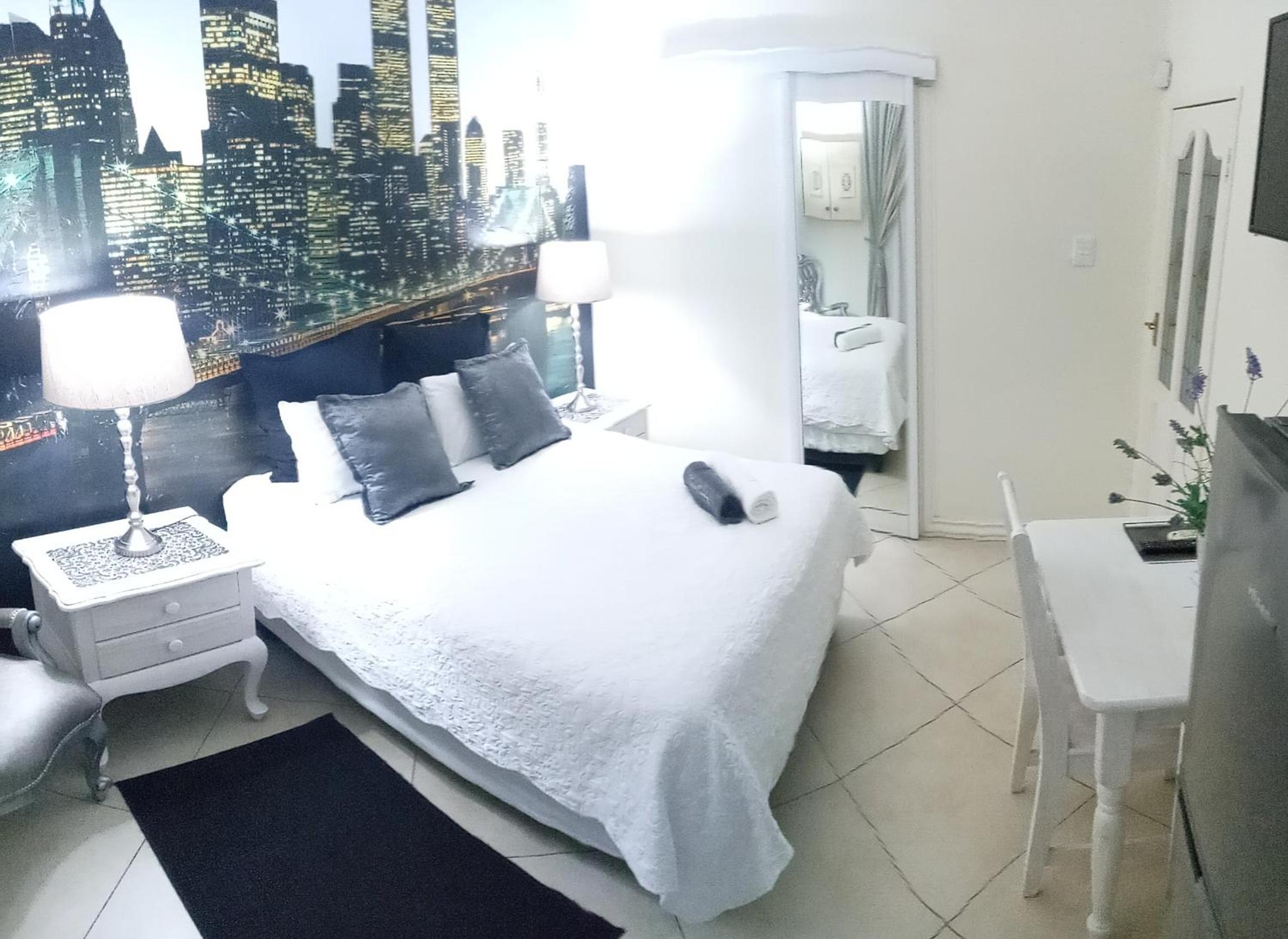Deluxe Queen Suite - Photo 6