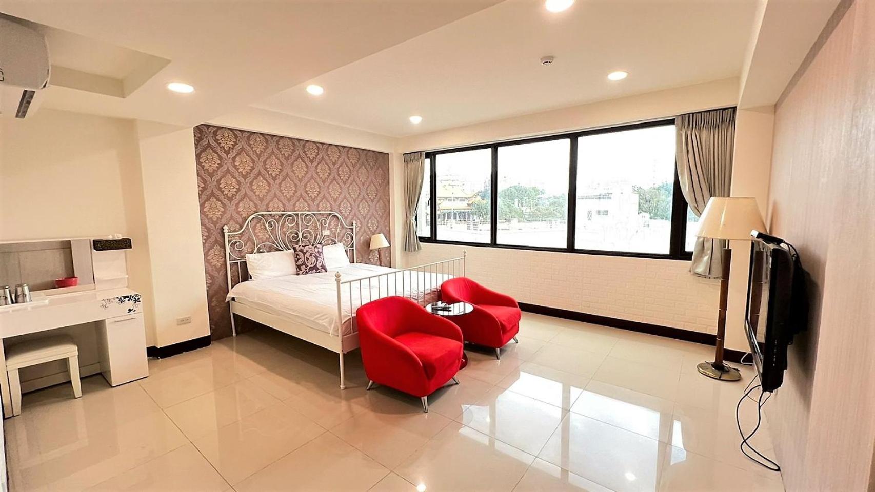 Queen Room photo 1