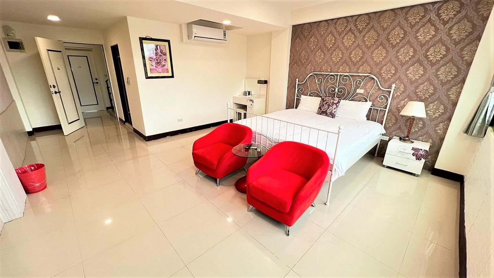 Queen Room photo 2