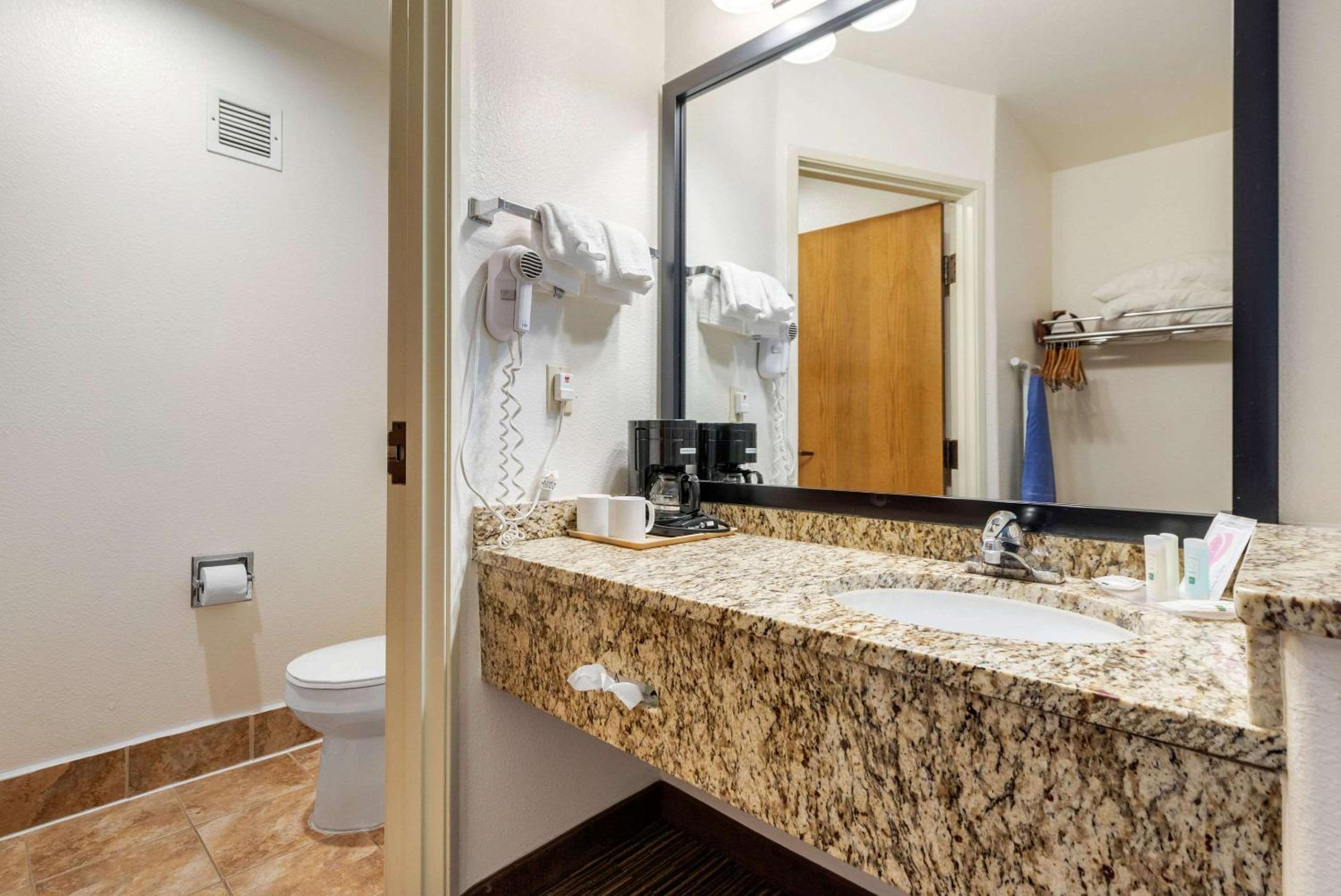 Queen Room with Two Queen Beds- Non-Smoking/Pet Friendly - Photo 3