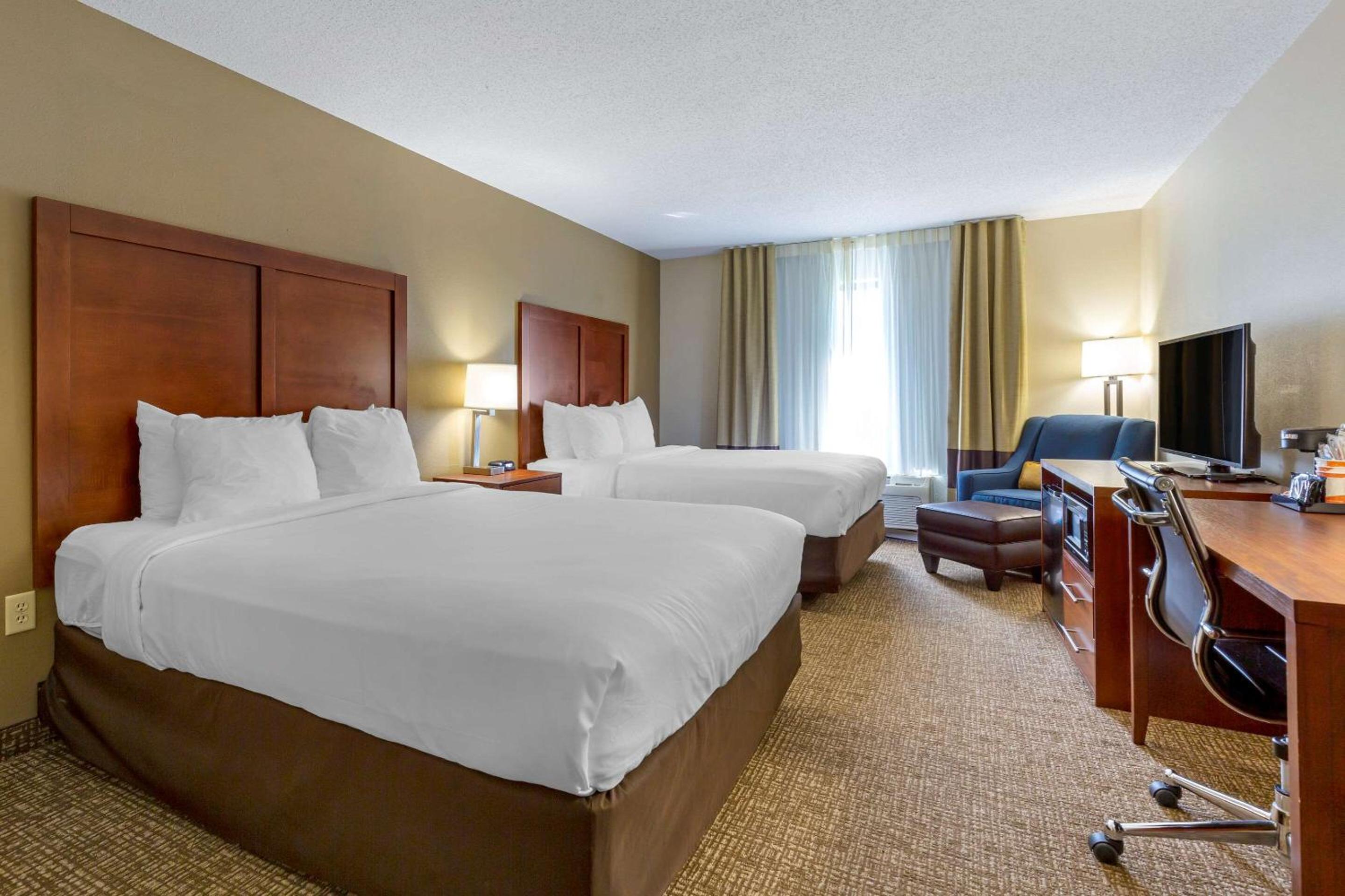 Queen Room with Two Queen Beds - Non-Smoking - Photo 1