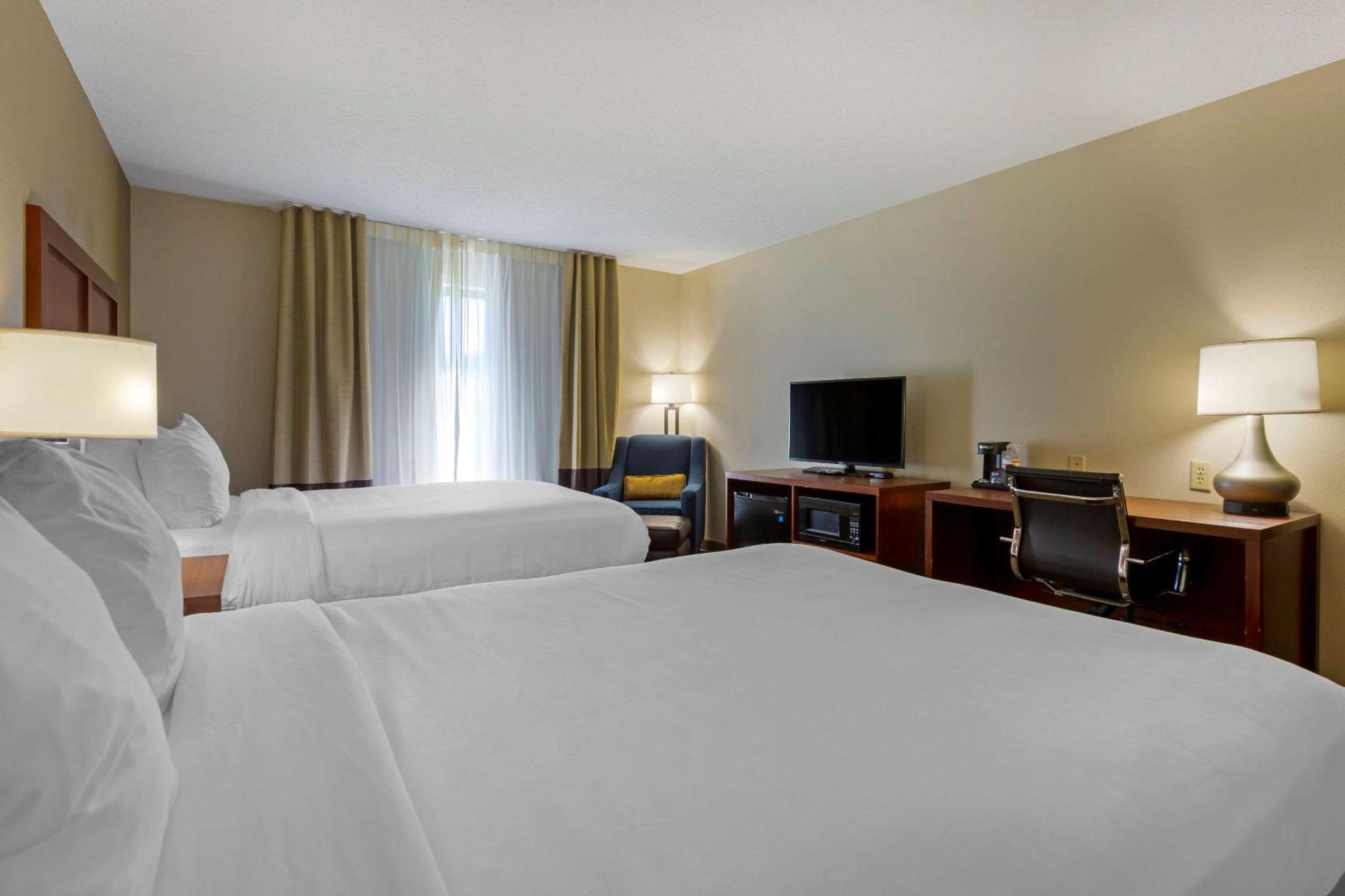 Queen Room with Two Queen Beds - Non-Smoking - Photo 3
