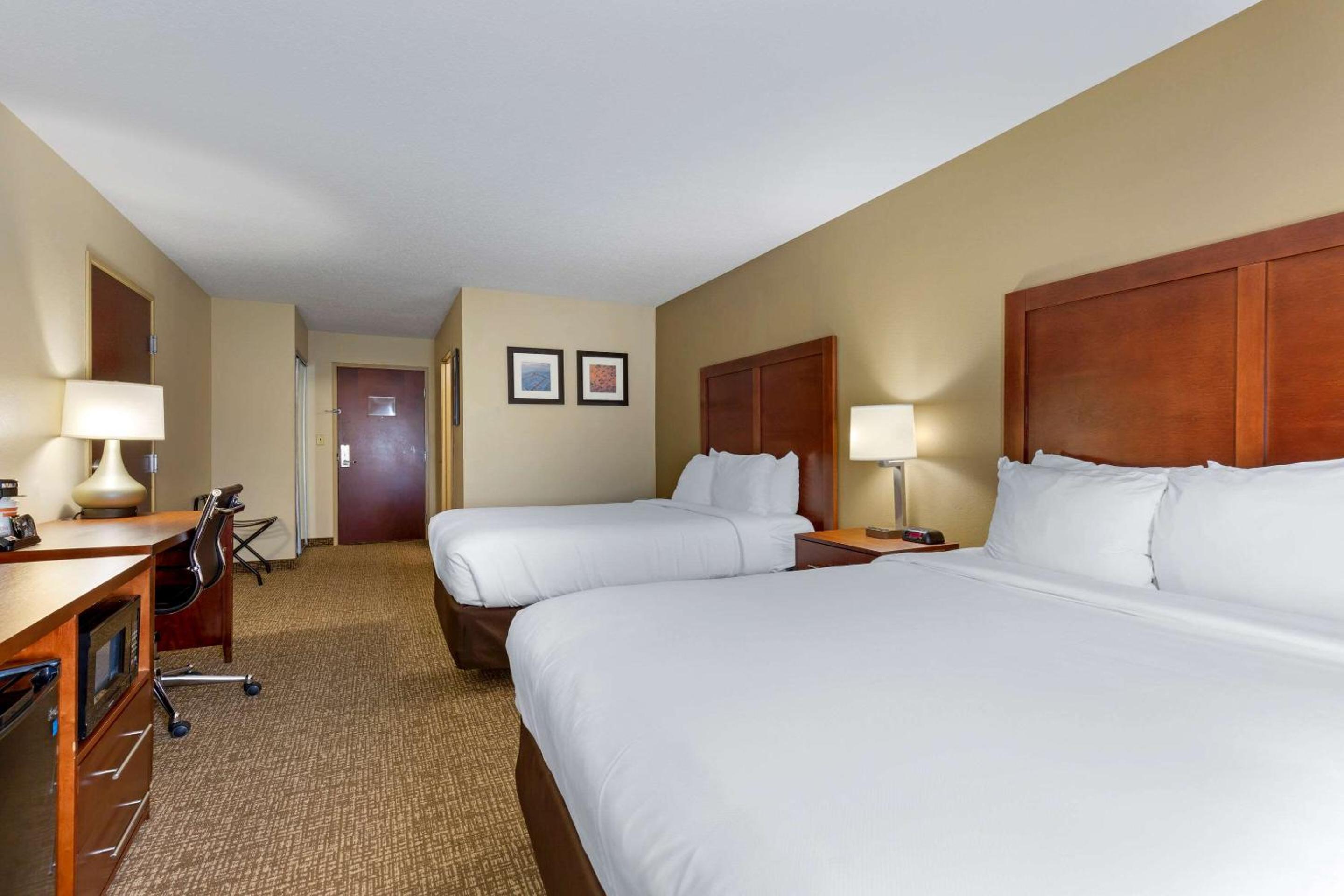 Queen Room with Two Queen Beds - Non-Smoking - Photo 4