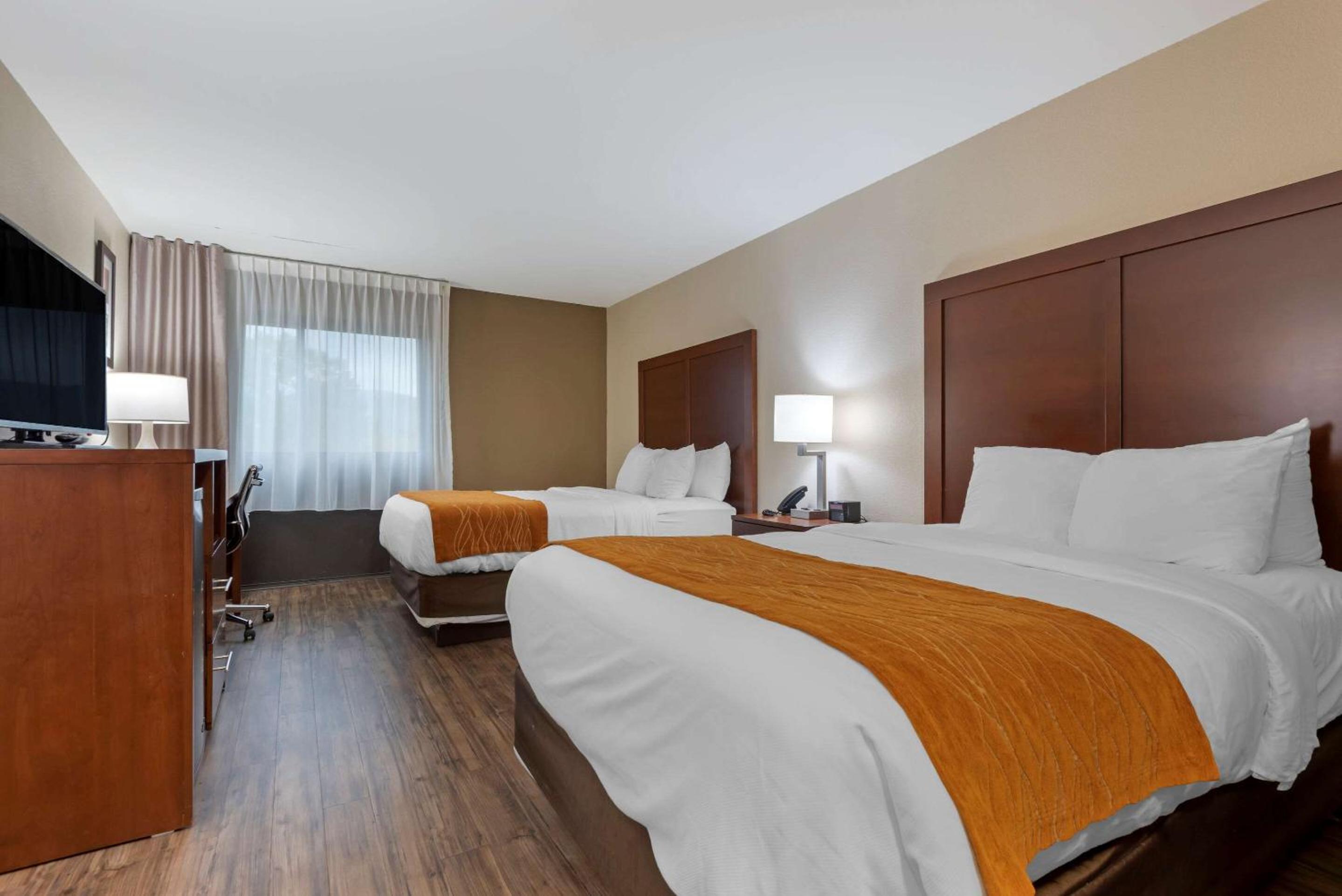 Double Room with Two Double Beds - Accessible/Non Smoking - Photo 1