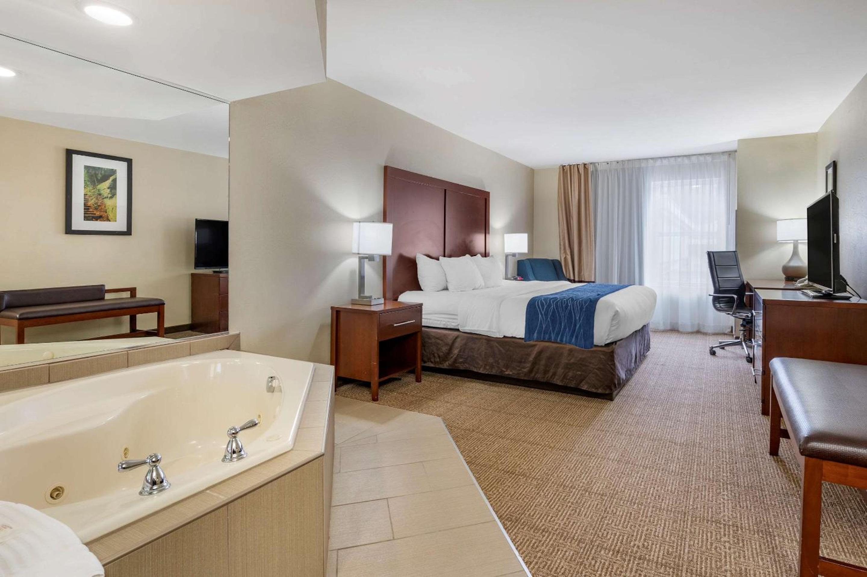 King Suite with Whirlpool - Non-Smoking - Photo 4