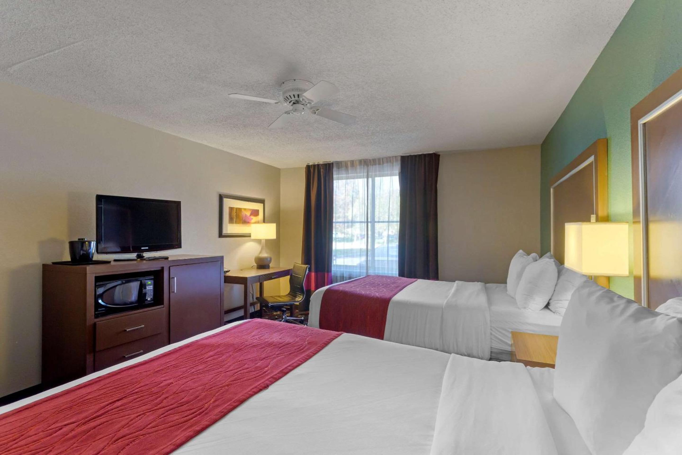 Queen Room with Two Queen Beds - Non-Smoking - Photo 3