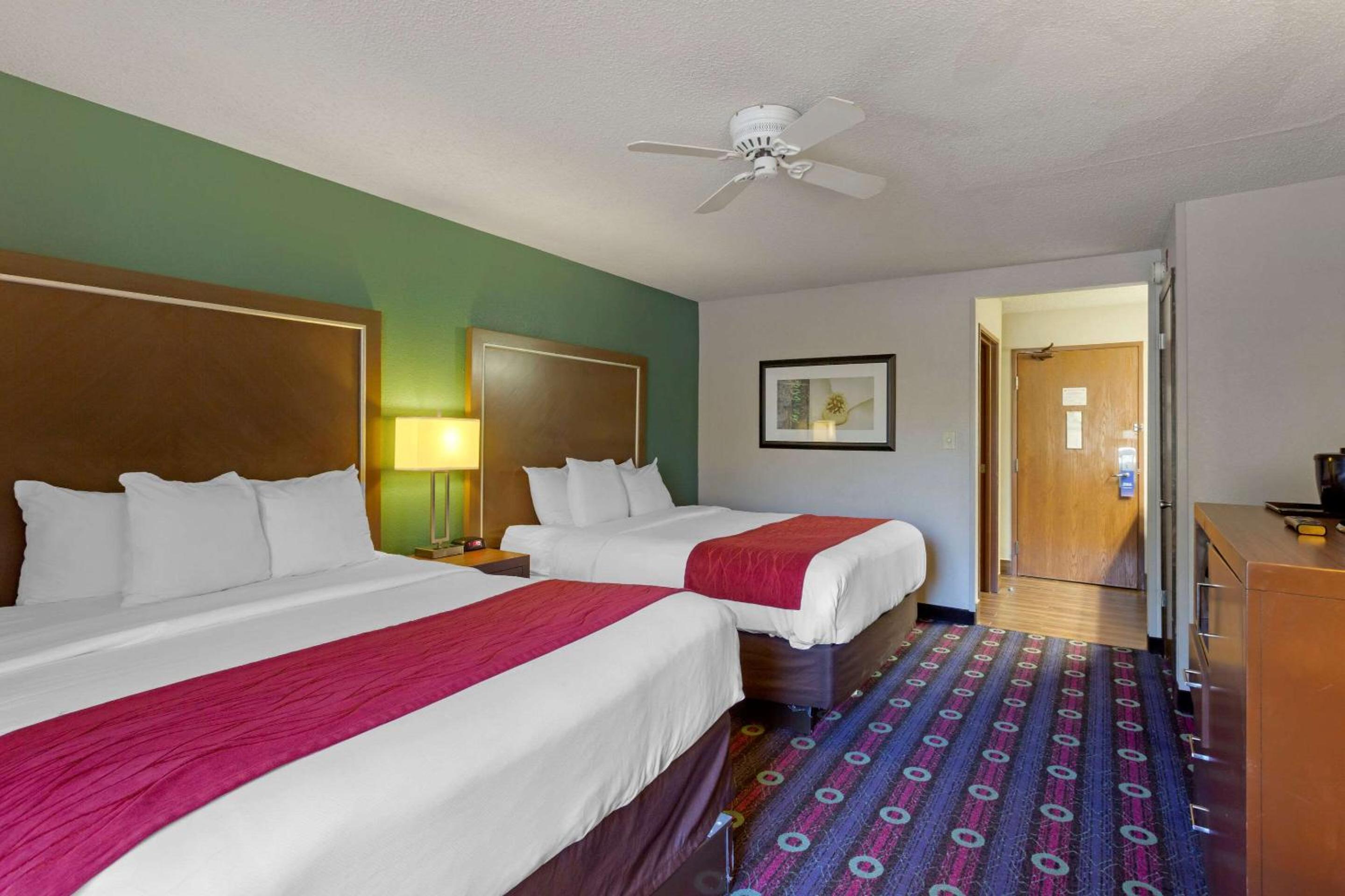Queen Room with Two Queen Beds - Non-Smoking - Photo 4