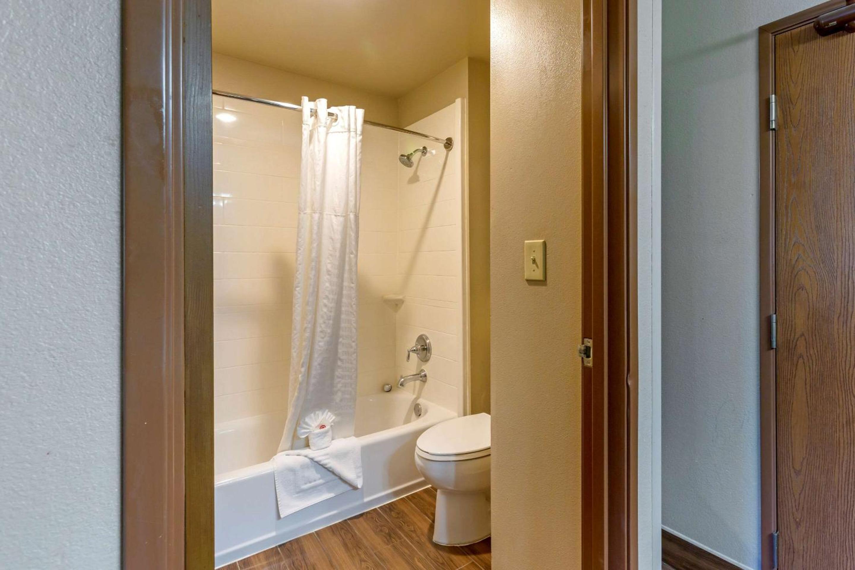 Queen Room with Two Queen Beds - Non-Smoking - Photo 2