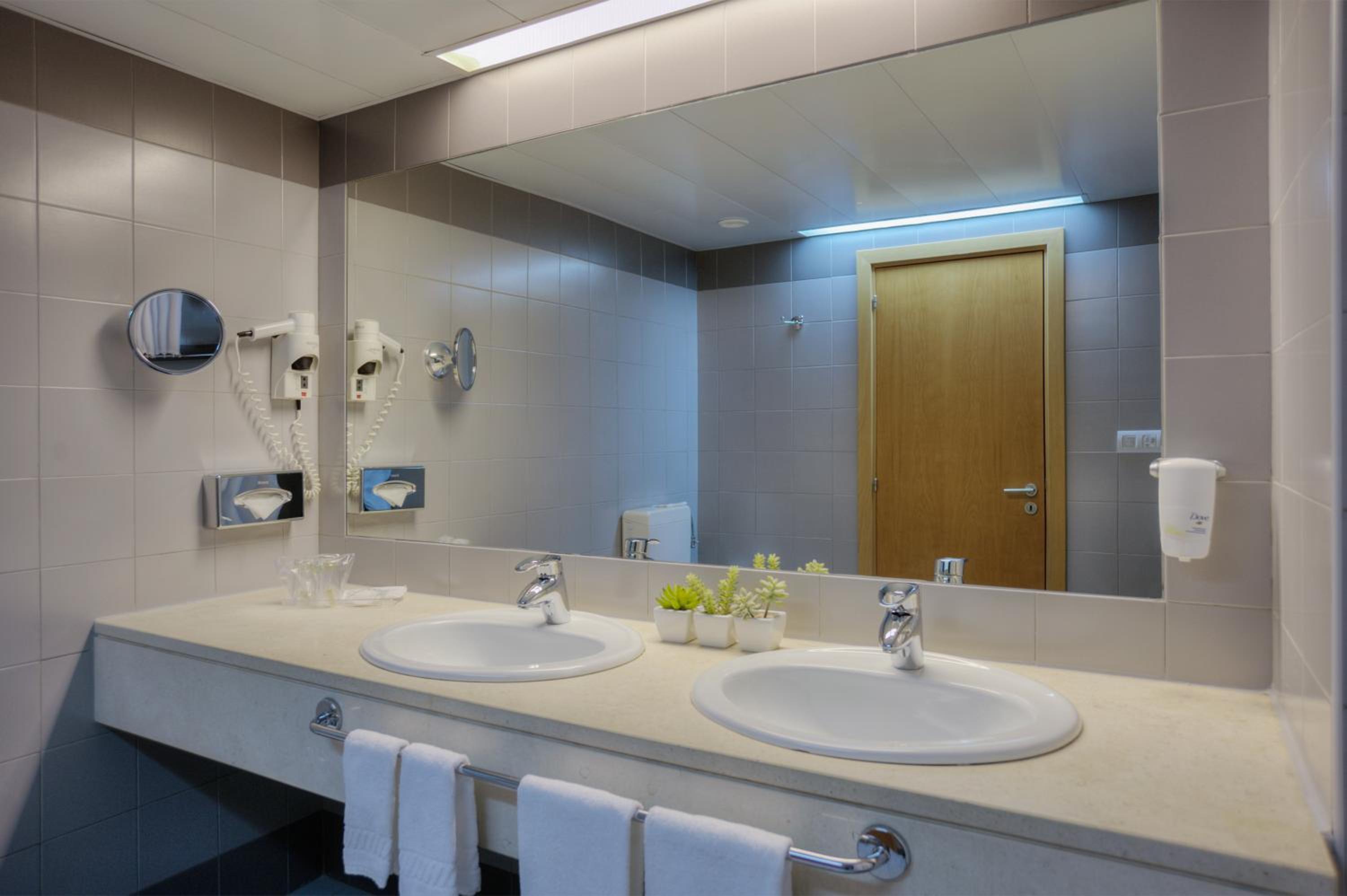 Standard Twin Room - Photo 5