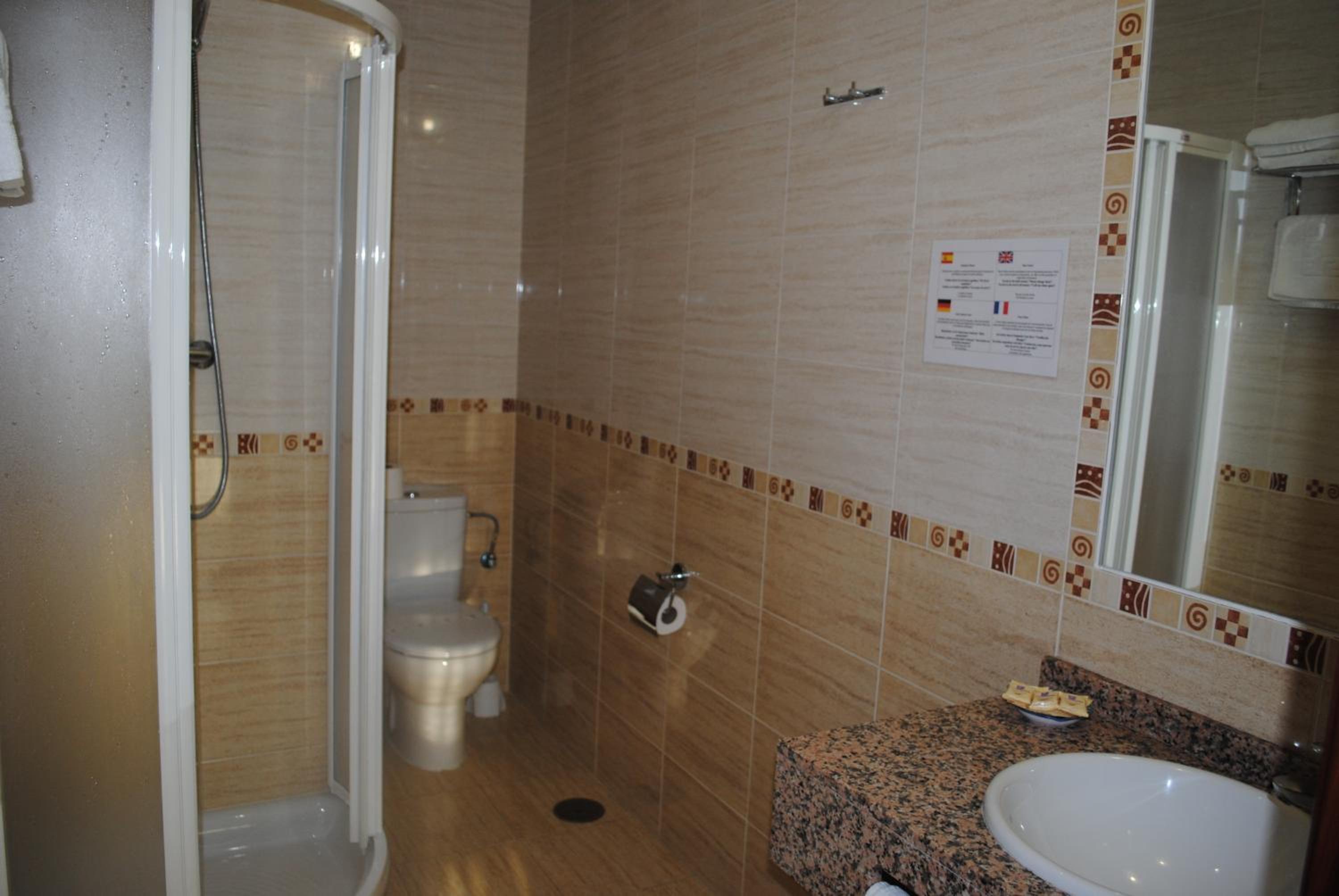 Triple Room - Photo 9