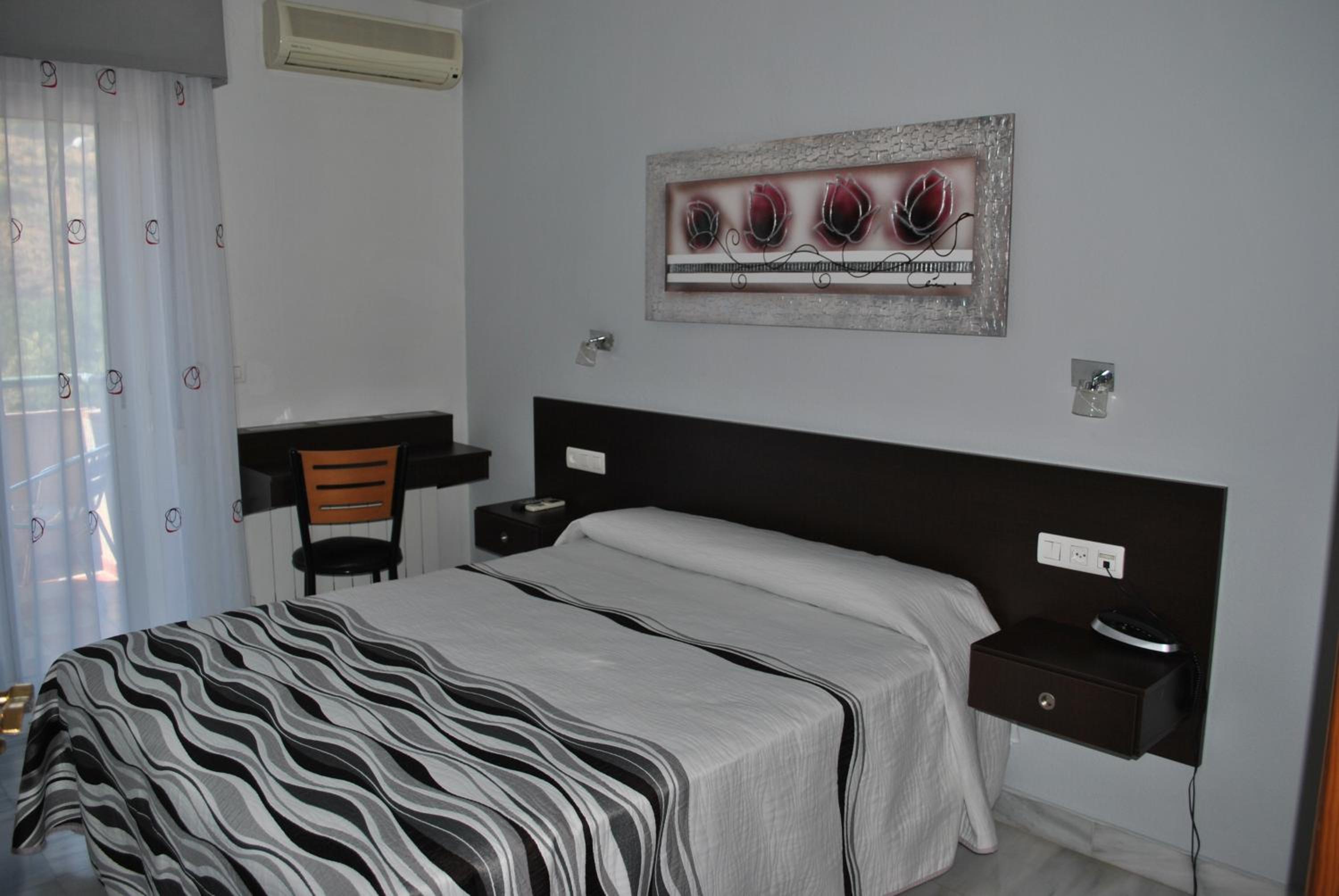 Double or Twin Room - Photo 11